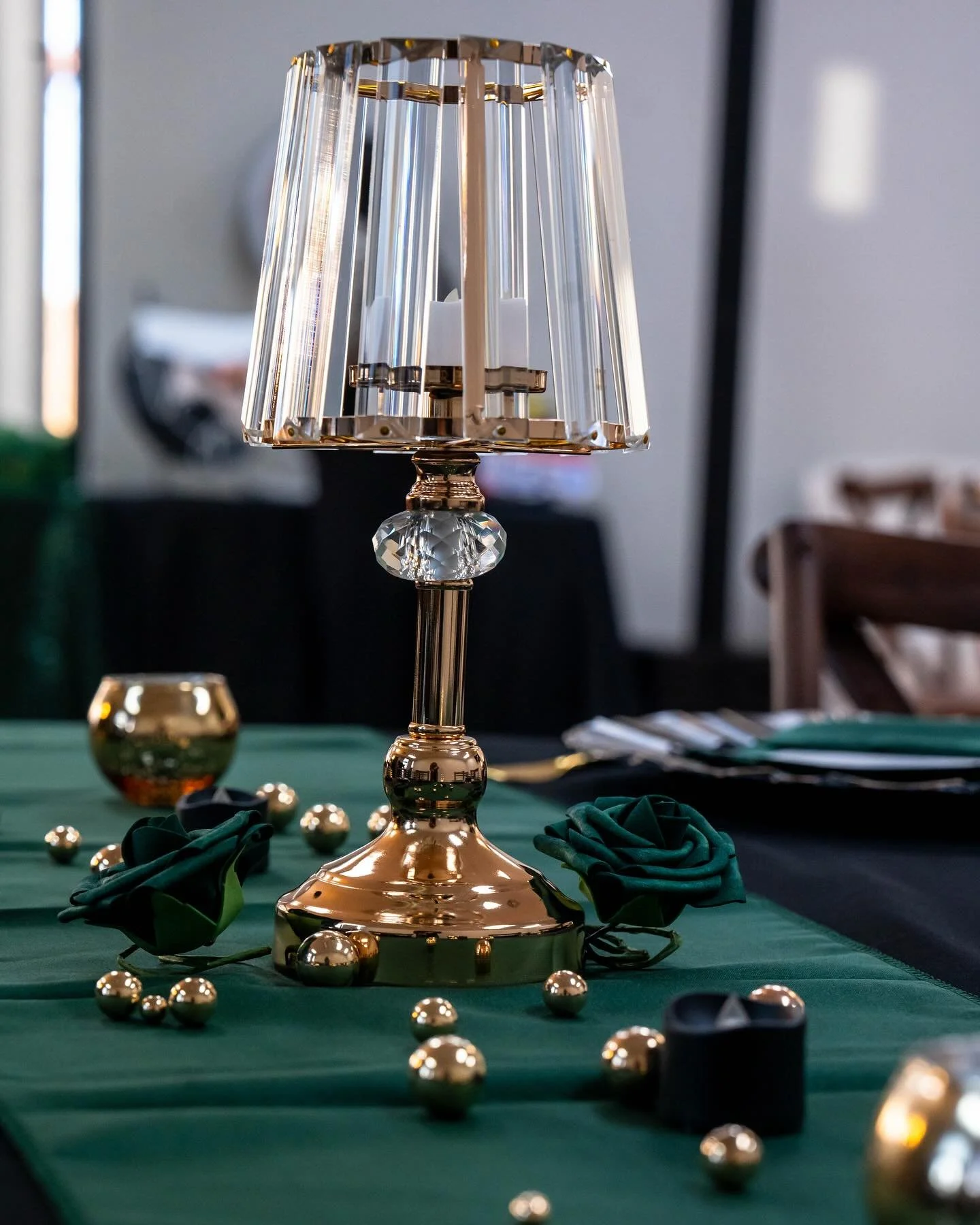 It&rsquo;s all about the details ✨ Every element of this wicked table decor came together perfectly, making the room truly stand out. What are your favorite ways to spruce up your events and make them pop? Let&rsquo;s share some inspo!
.
.
.
#AZPinks