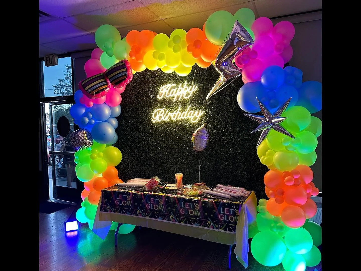 Glow big or go home 🌟 This glow-in-the-dark balloon arch lit up the party&mdash;literally! The added lights gave it that extra wow factor, making it the perfect spot for photos! ✨📸

Planning a neon night, blacklight bash, or glow-themed celebration