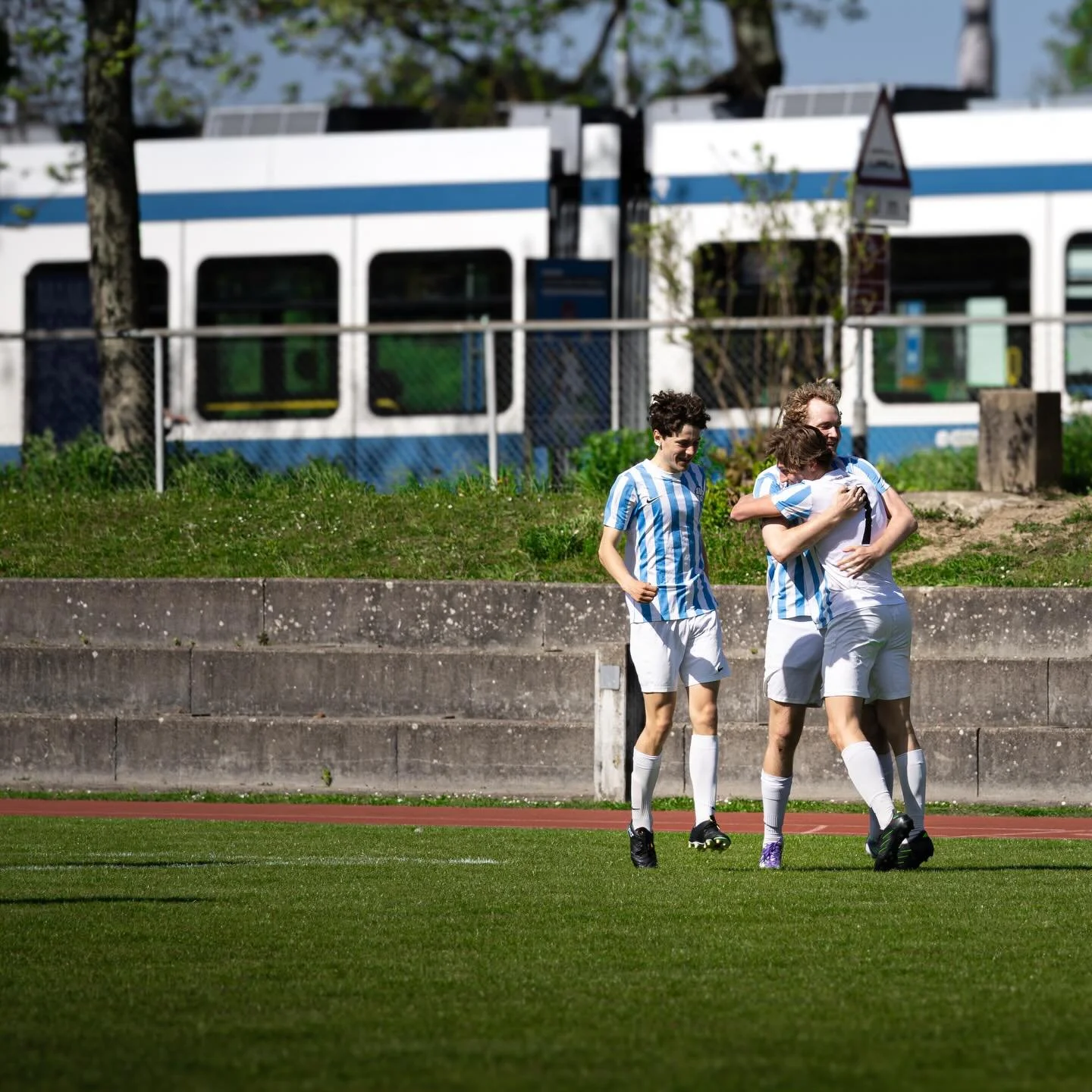Derbysieg &ndash; Wichtiger Dreier im Abstiegskampf
 
Nach einem ungl&uuml;cklichen R&uuml;ckrundenstart verlor Racing etwas den Anschluss ans Tabellenmittelfeld und sah sich vor dem Derby gegen Neum&uuml;nster mit einem echten Sechs-Punkte-Spiel im 