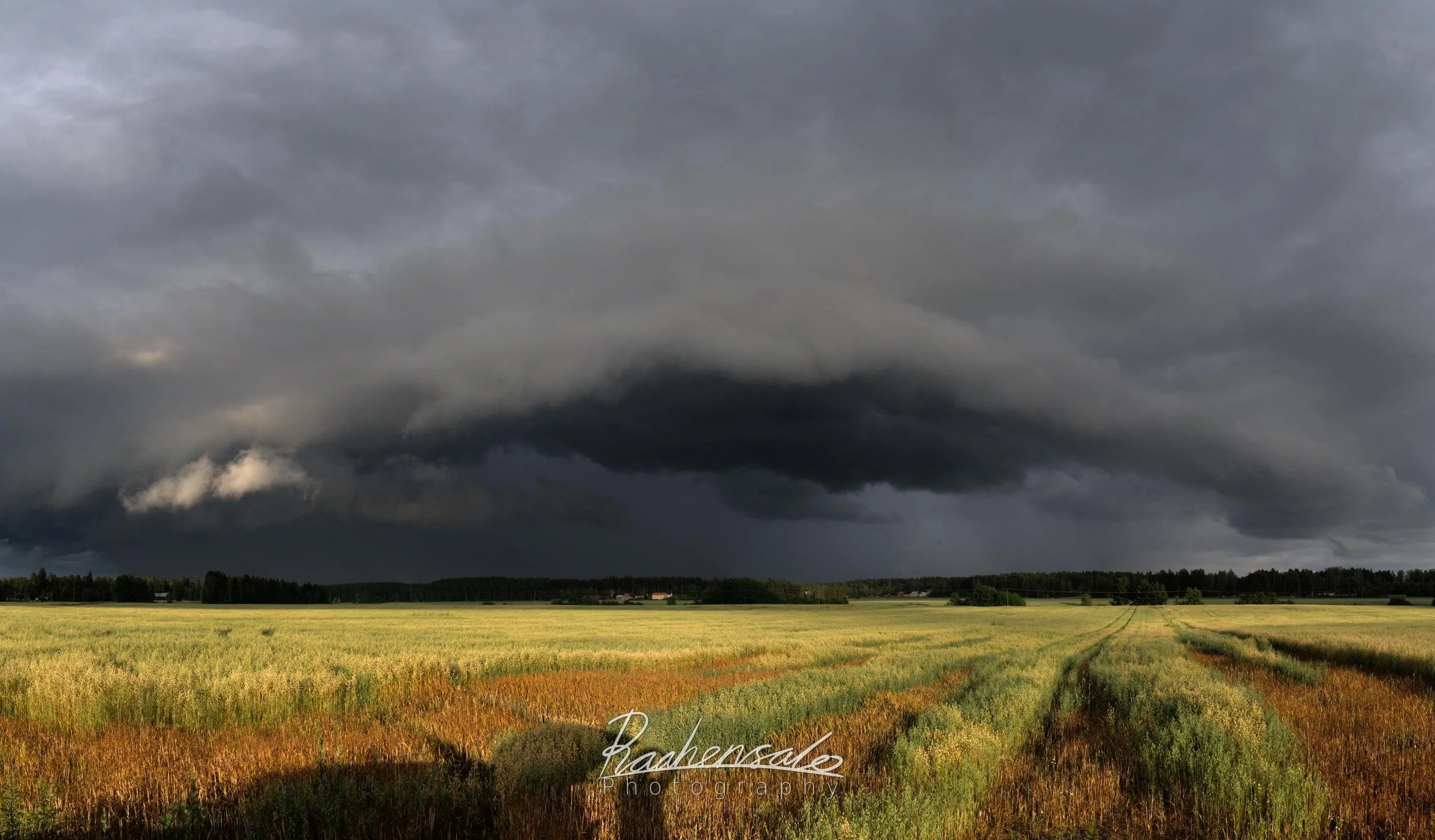 Shelf cloud closing in