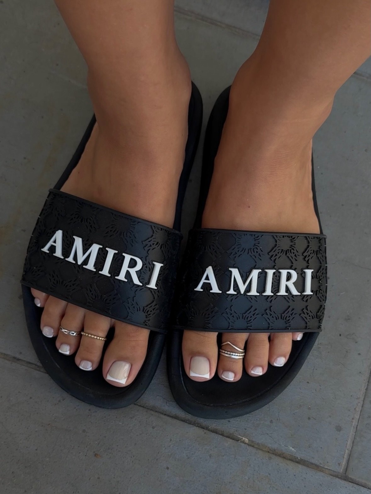 Regular pedicures clean around the problem. 

Russian pedicures clean the whole foot&hellip;. cuticles, calluses, dry skin using an e-file instead of soaking your skin in water that artificially softens it. 

#russianpedicurela #russianpedicurenearme