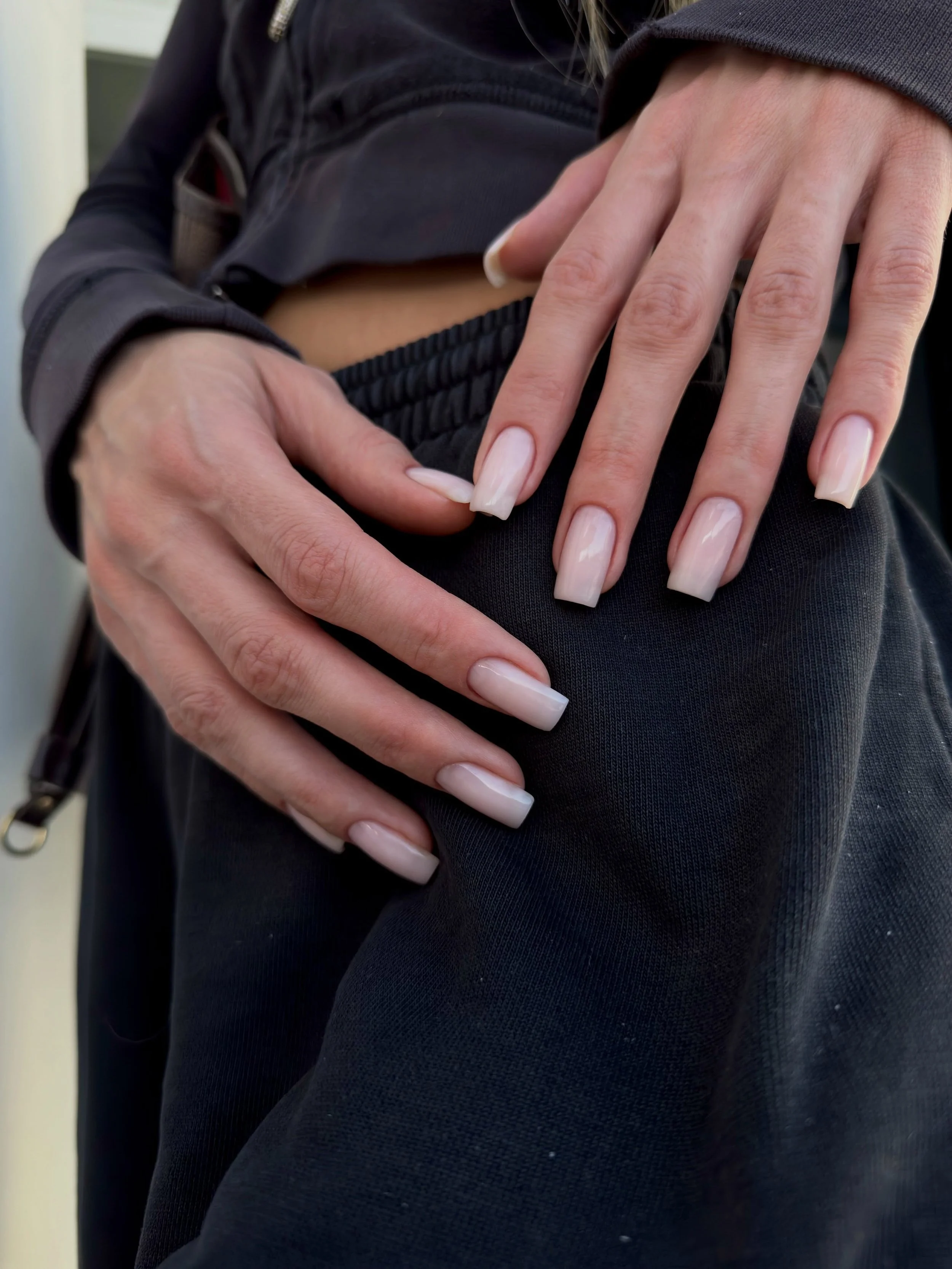 WTF are recession nails ? 

The most unforgiving manicure is the one that leaves absolutely nowhere for mediocre technique to hide behind. 

True skill and craftsmanship are required to execute them flawlessly. Minimal design doesn&rsquo;t mean minim