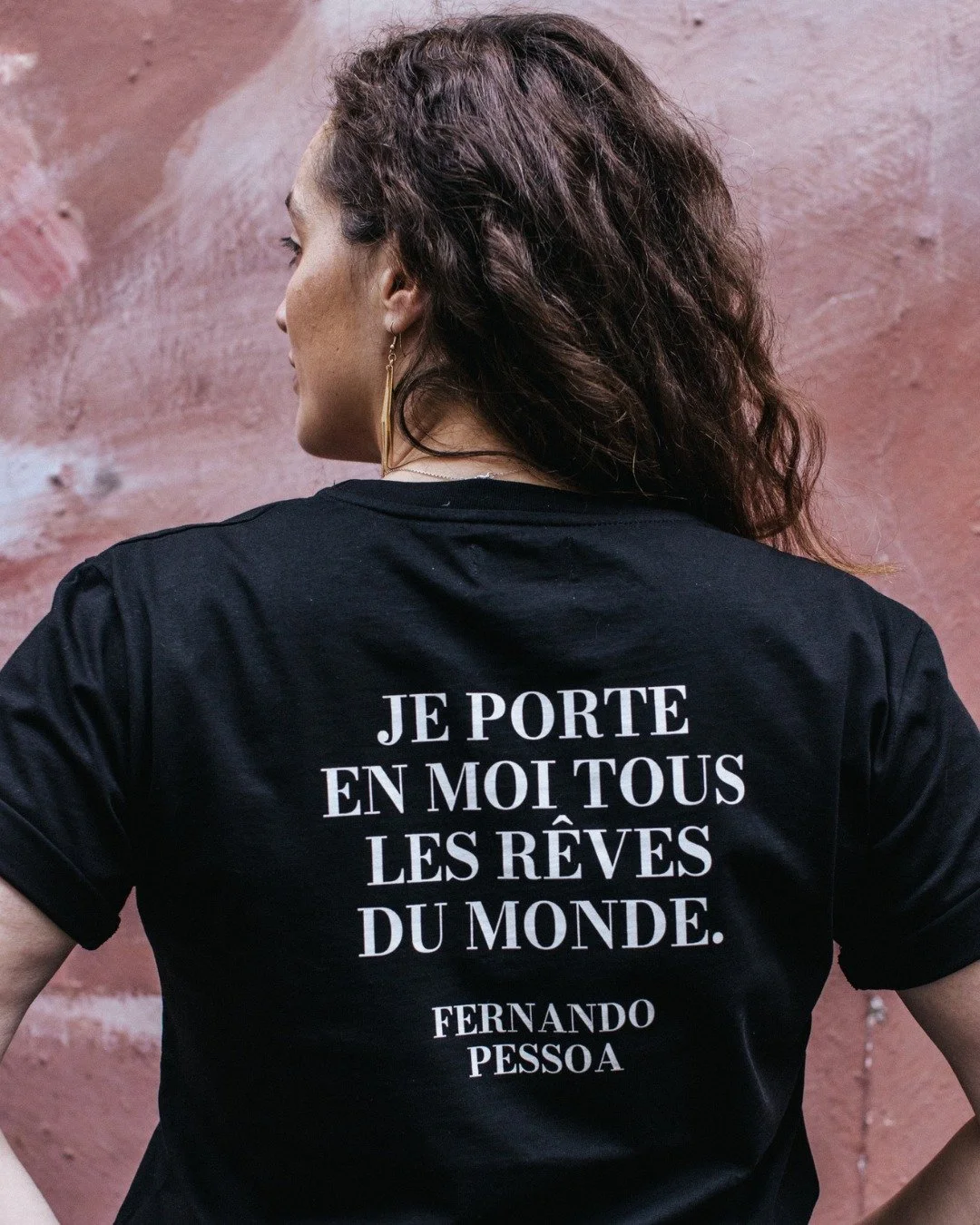 ❝ Je porte en moi tous les r&ecirc;ves du monde. ❞ 

D&eacute;couvrez notre t-shirt Fernando Pessoa, un ambassadeur des songes qui d&eacute;livrera un message plein d'espoir et qui am&egrave;nera un peu de lumi&egrave;re sur notre optimisme parfois f