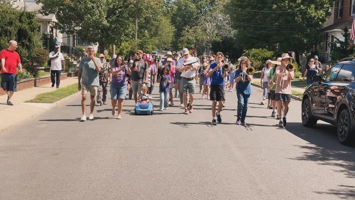 Calling all horn players, percussionists, shower singers, and noise-makers&mdash;we need YOU for the Maplewood Porchfest Honk Parade! 🎺🥁🎉

Every year, Porchfest kicks off with a legendary parade of musicians, families, pets, strollers, wagons, sco