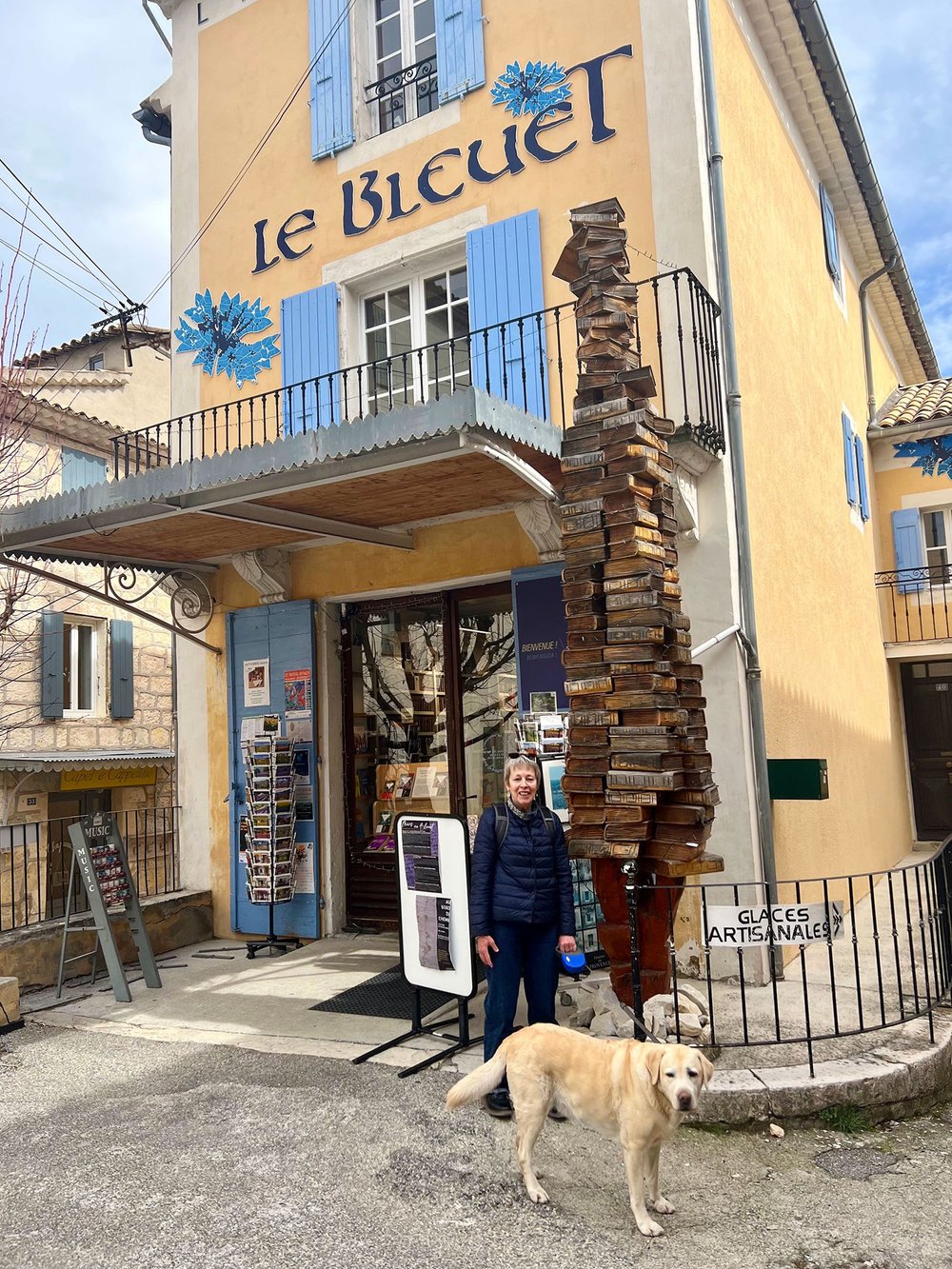 Le-Blueet-bookshop-Banon.jpg