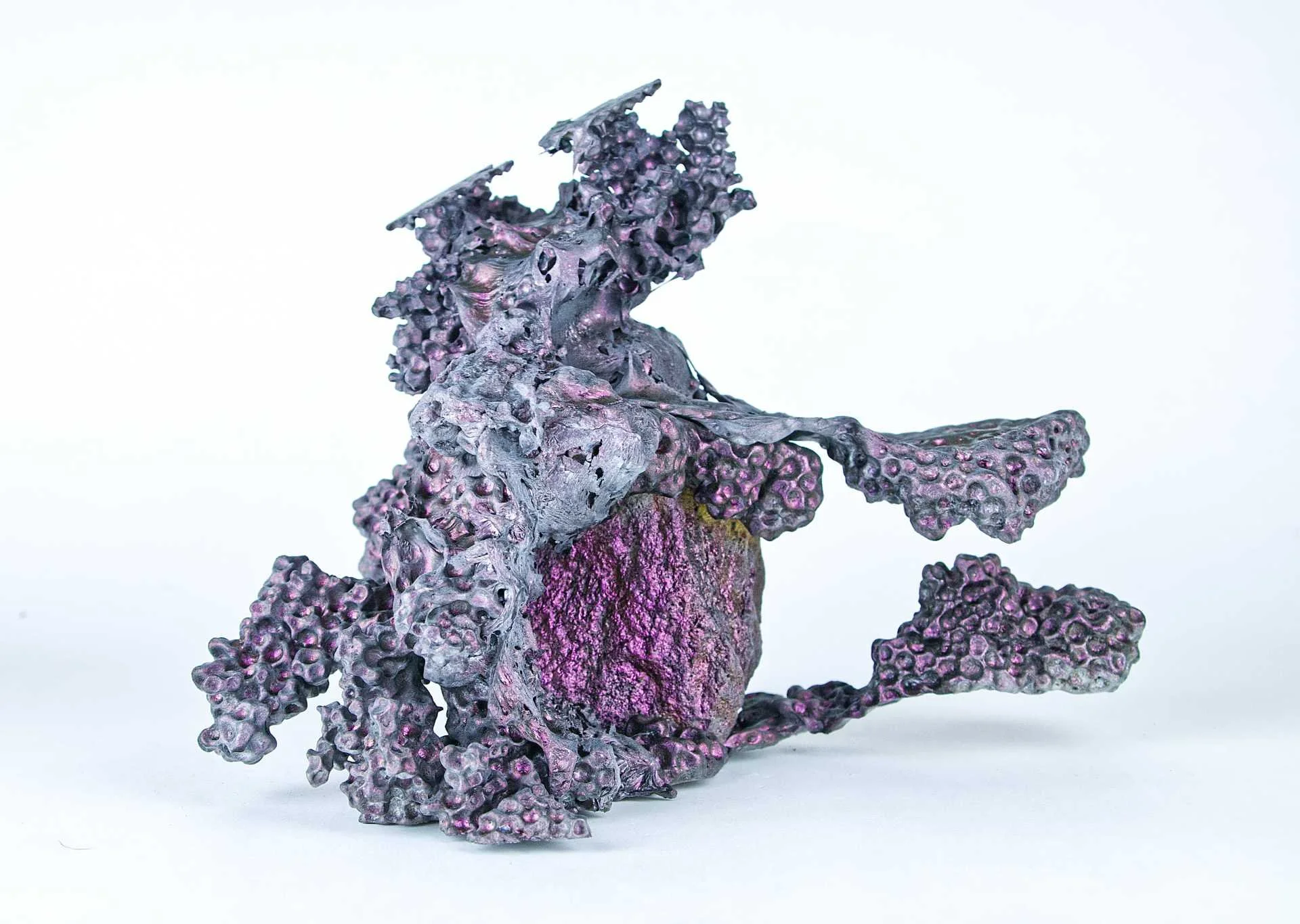 Vulkan, recyceltes Aluminium, Brunnenstein & Gummierung, 20 x 28 x 18 cm, Unikat, 2025