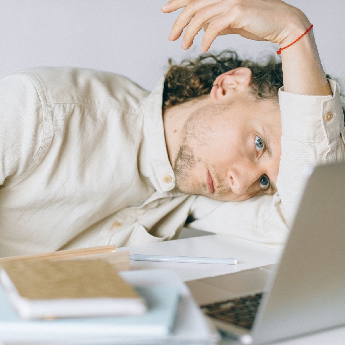 En fyr ser træt og frustreret ud ved sin laptop as.jpg