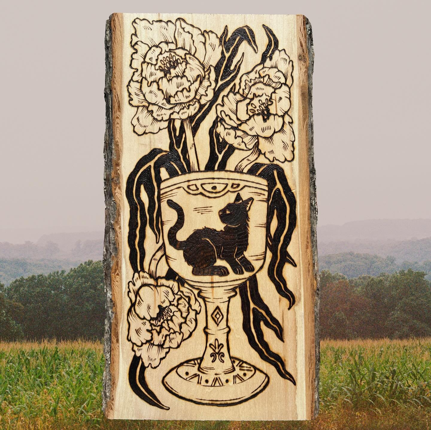 Day 5 ➖goblet 🐈&zwj;⬛
Who doesn&rsquo;t love a black cat goblet? Check out how pretty the bark on this wood is 😍
&bull;
&bull;
&bull;
&bull;
&bull;
#woodburning #pyrography #flowercrown #cursedrelics #cursedrelics2024 #goblet #blackcat #vase #flowe