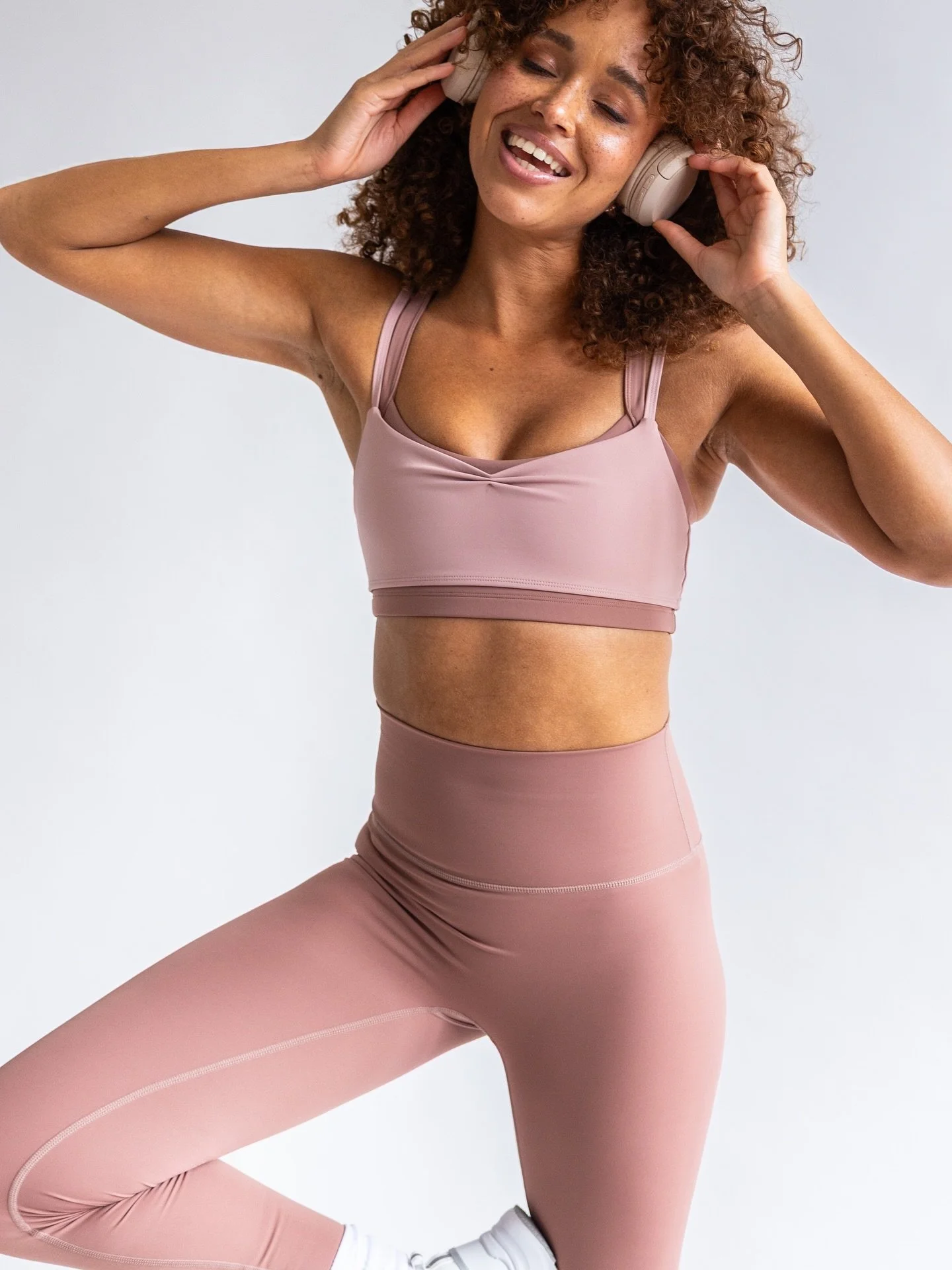 When your activewear looks this good AND is helping the planet? Always a win. @earthletica