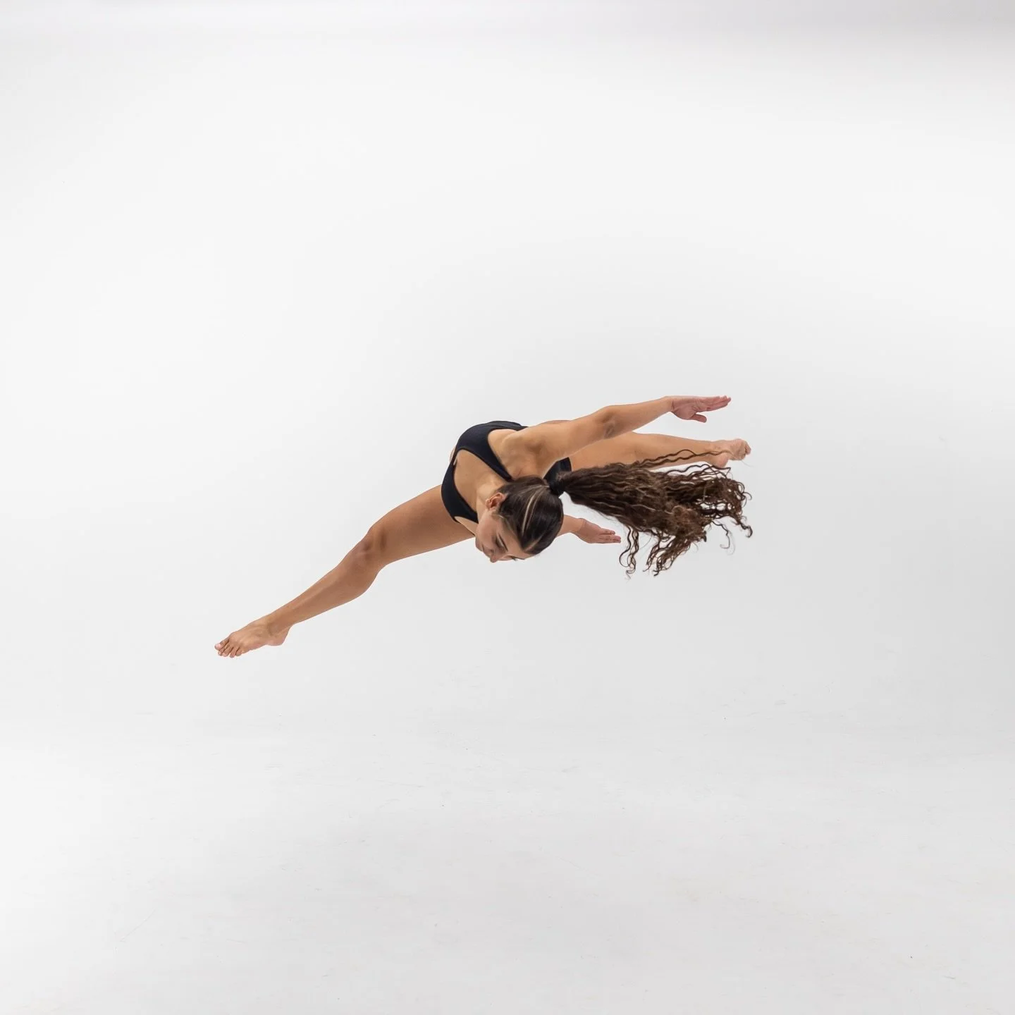 I got up in the night to go to the bathroom, and walked smack into the door frame. So no, this is not me gliding effortlessly through the air 🤣
In awe of the strength and grace of @meganboltonacrobatics incredible gymnasts yesterday! 
Who doesn&rsqu