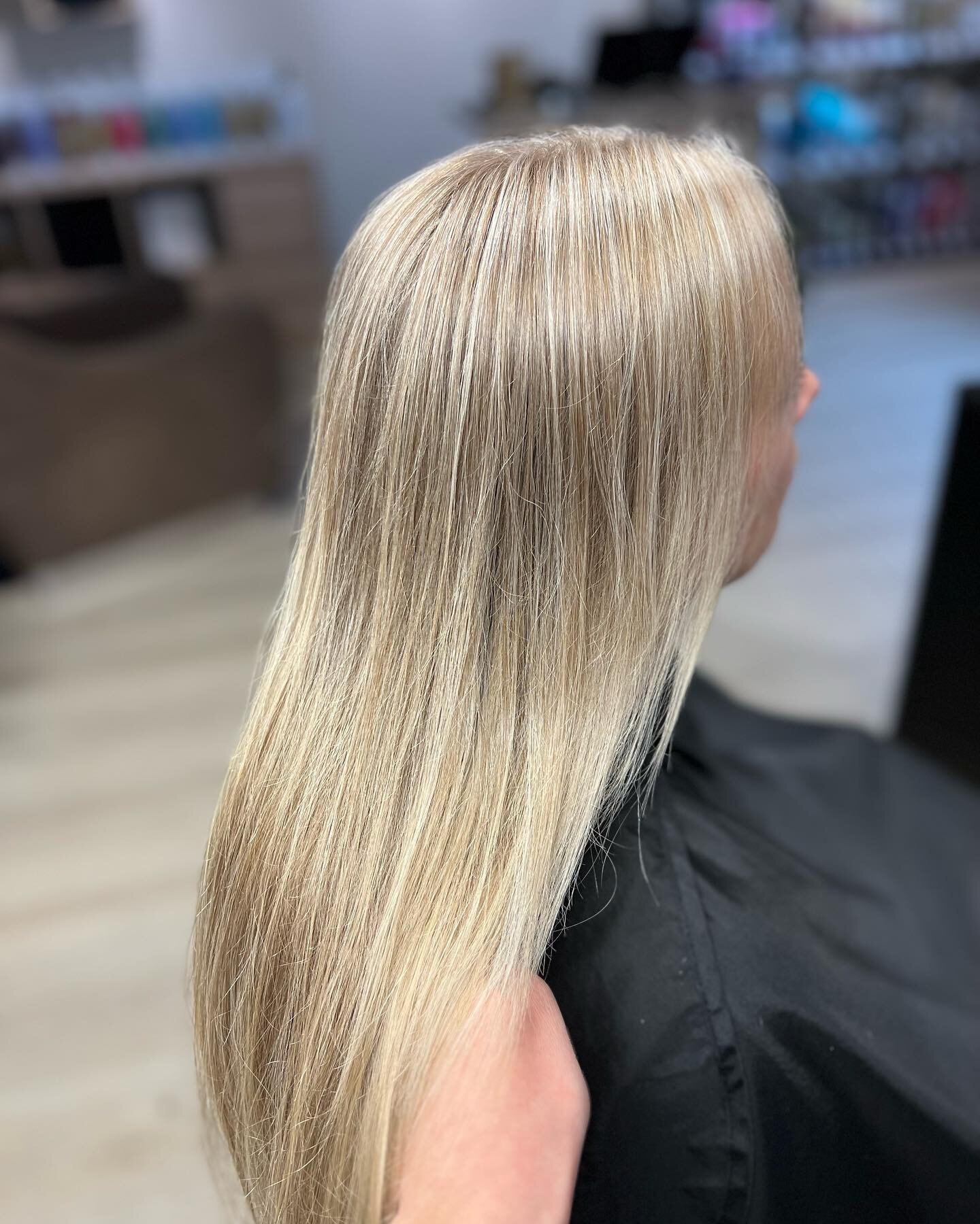 Lysere til sommeren ☀️ 
Foliestriper og glossing. 

#highlights #glossing #foliestriper #joiconorway #tendenzno #fris&oslash;rbyneset #fris&oslash;rtrondheim