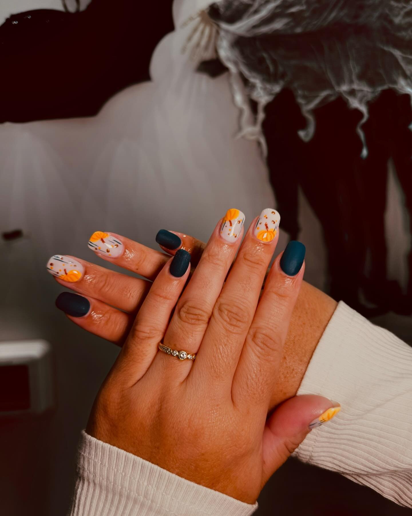 Halloween nails art 

#nailsarts #bechicnails #gelX #beauty #nailsinspo #2024nails #bellevuenailssalon #gelx  #buildergel #dippowdernails #bellevuenails #halloweennails #fallnails