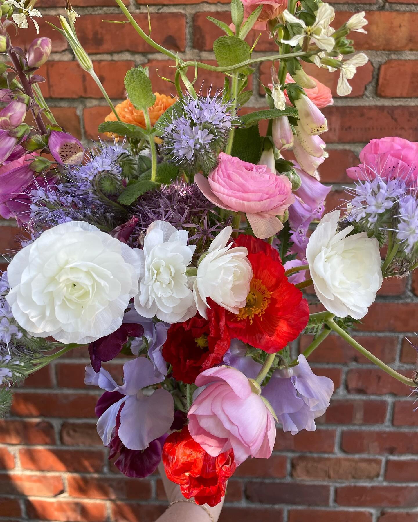 ✨✨ Four shining, whimsical, and fragrant bouquets from recent weeks.

If you received Mother&rsquo;s Day flowers this weekend - now is a great time to check on them!

Some tips that I follow:
💦 Change the water. The cleaner the better (like you&rsqu