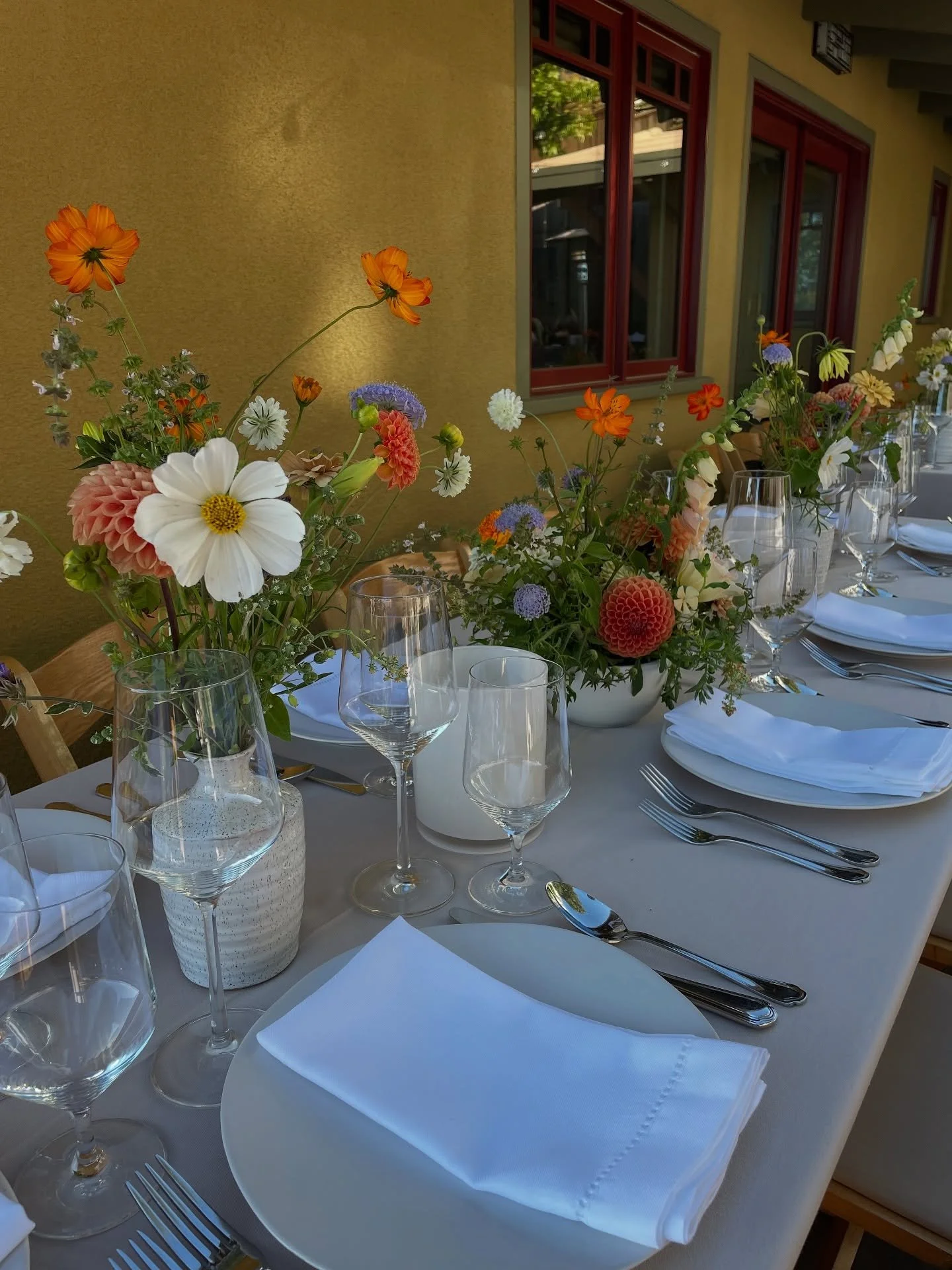 The dreamiest backyard wedding for E + S! 🧡🍦🦋 more weddings in your parents&rsquo; backyard please!

Some quick pics while flipping the space for dinner! I LOVED getting to carry out the bride&rsquo;s vision (so chic) with the florals and day-of c