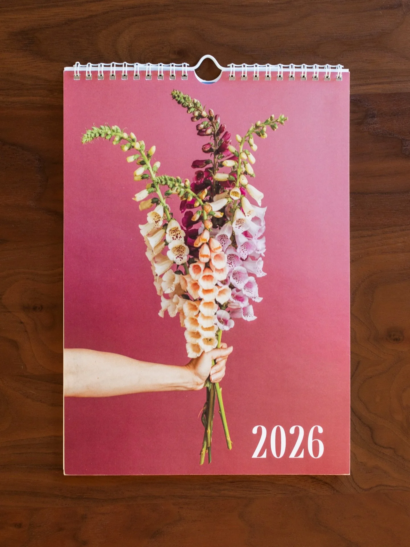 CALENDAR AND CARDS ARE LIVE! LeftFieldFlowerCo.com to shop 📆💌

&ldquo;A Year of Local Flowers&rdquo; is a collaboration between @leftfieldflowerco &mdash; a mini flower farm and home florist &mdash; &amp; @stephaniedolen, an uber talented photograp