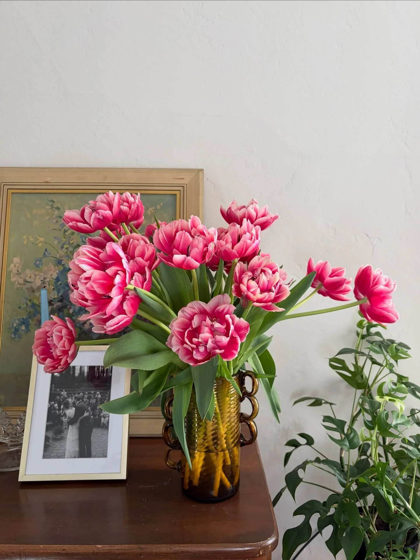 🤎🤎 Thrifted handmade brown glass vases >

Found this bad boy over the winter, so these Columbus tulips are its inaugural bouquet. And what a good one it is.

More loopz please! Love you, friends.