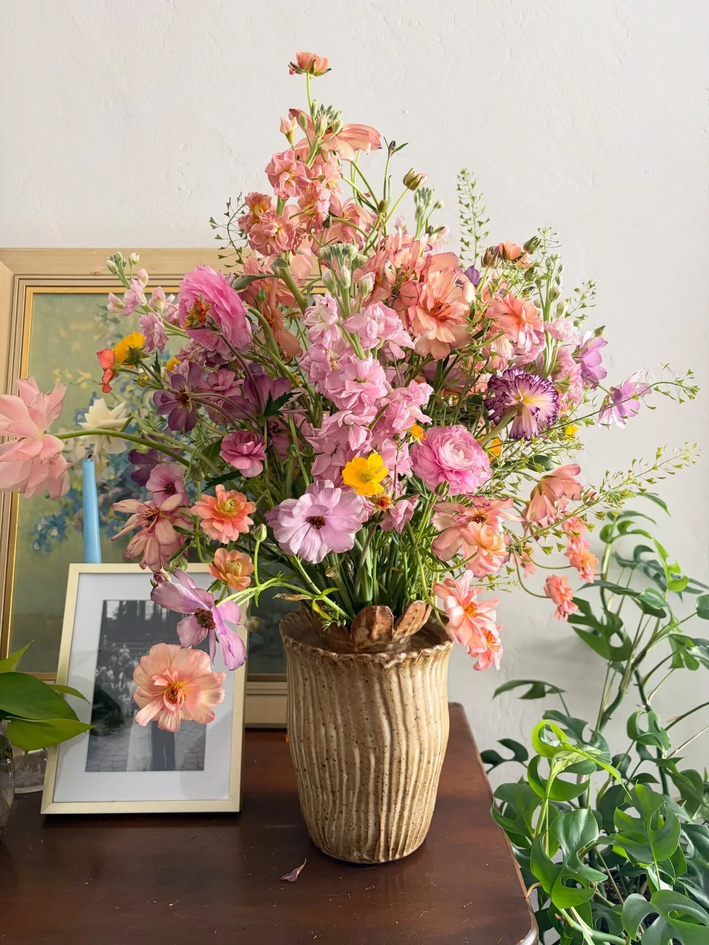 Spring messiness in an all time favorite vase from @lyra.ceramics 💕  I love watching all the phases of the flowers, sometimes the ending is even more magical.