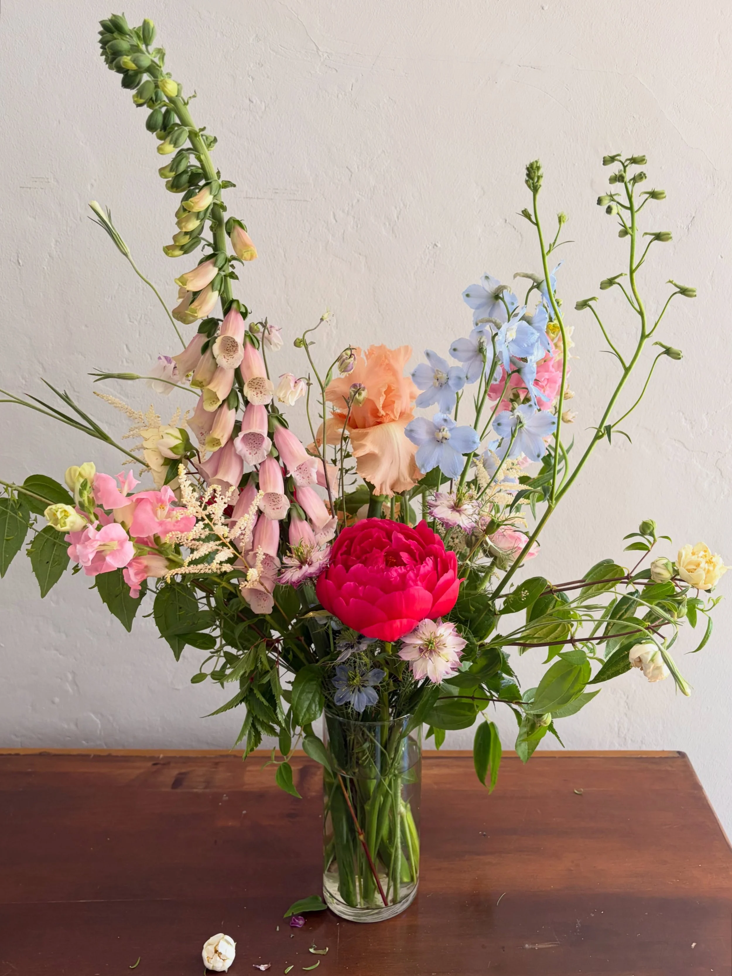 This one was so fun! Especially with the absolute best of the best extra ingredients from @californiabayflowercollective and @santacruzflowerhub 🤩🤩

This was for a garden themed birthday party recently! I&rsquo;m very jealous of May birthdays, as a