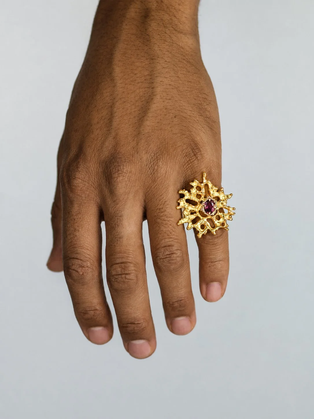 homme doré bague.jpg
