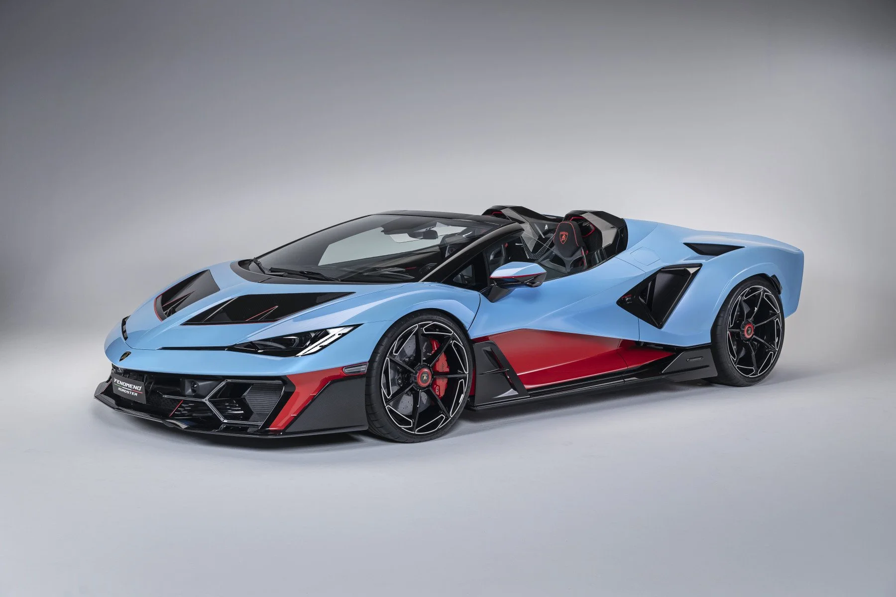 The custom Potenza fitments were developed and manufactured in Italy, applying Bridgestone’s proprietary Virtual Tyre Development (VTD) technology
