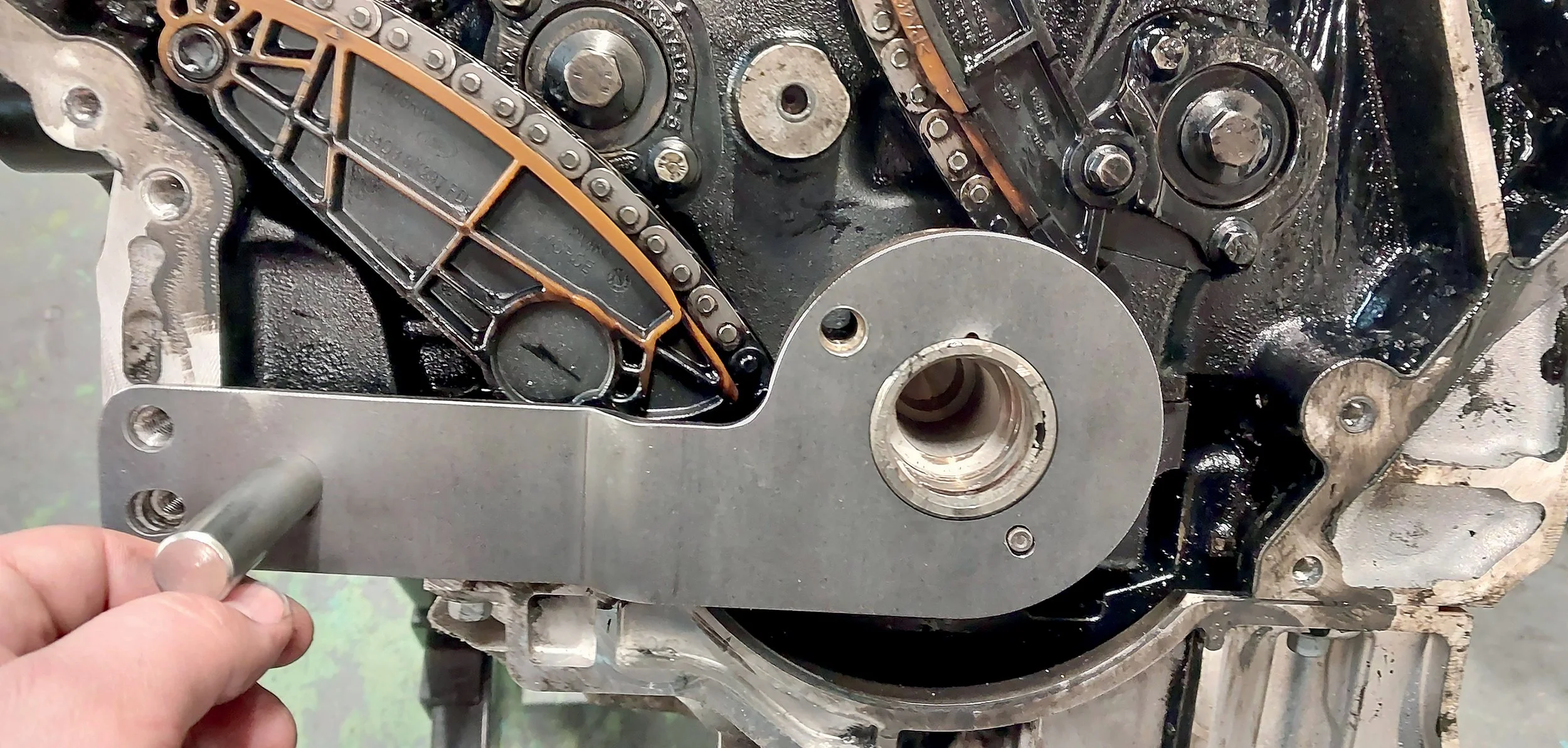 Rear locking for easier access: secures the crankshaft at the rear of the engine