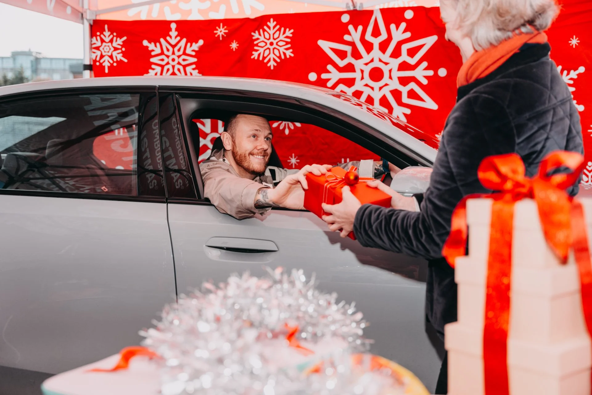 It’s official: wrapping expert shows how the nation’s gifters are not making the cut at Christmas