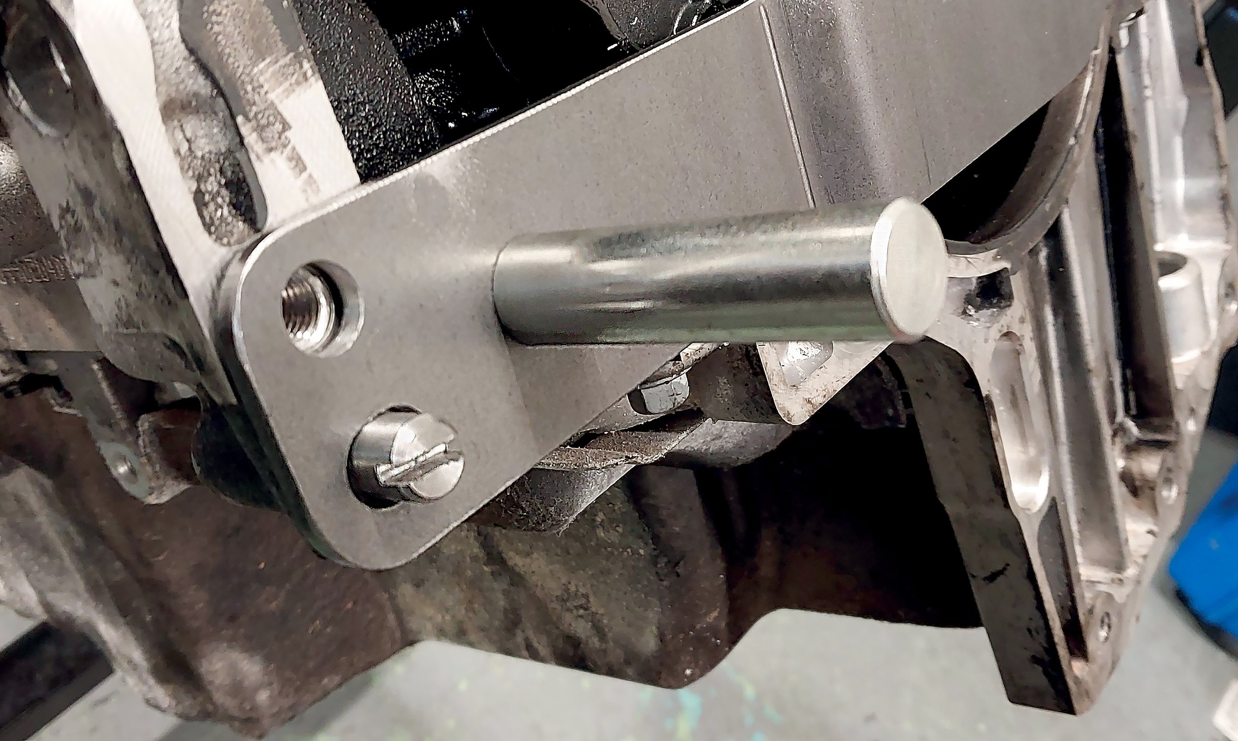 JLR rear-mounted crankshaft locking tool for faster AJ200D timing service