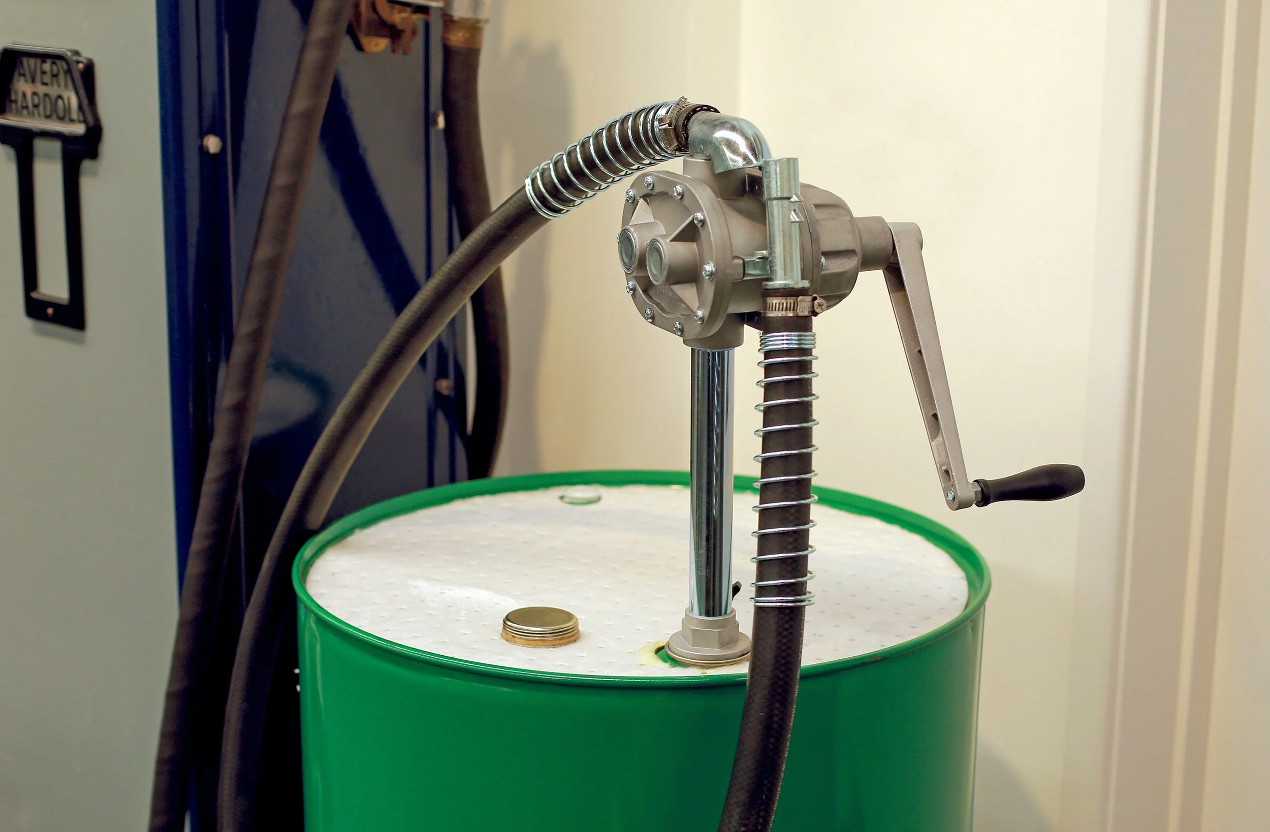 High-flow manual barrel pump for oils and fuels