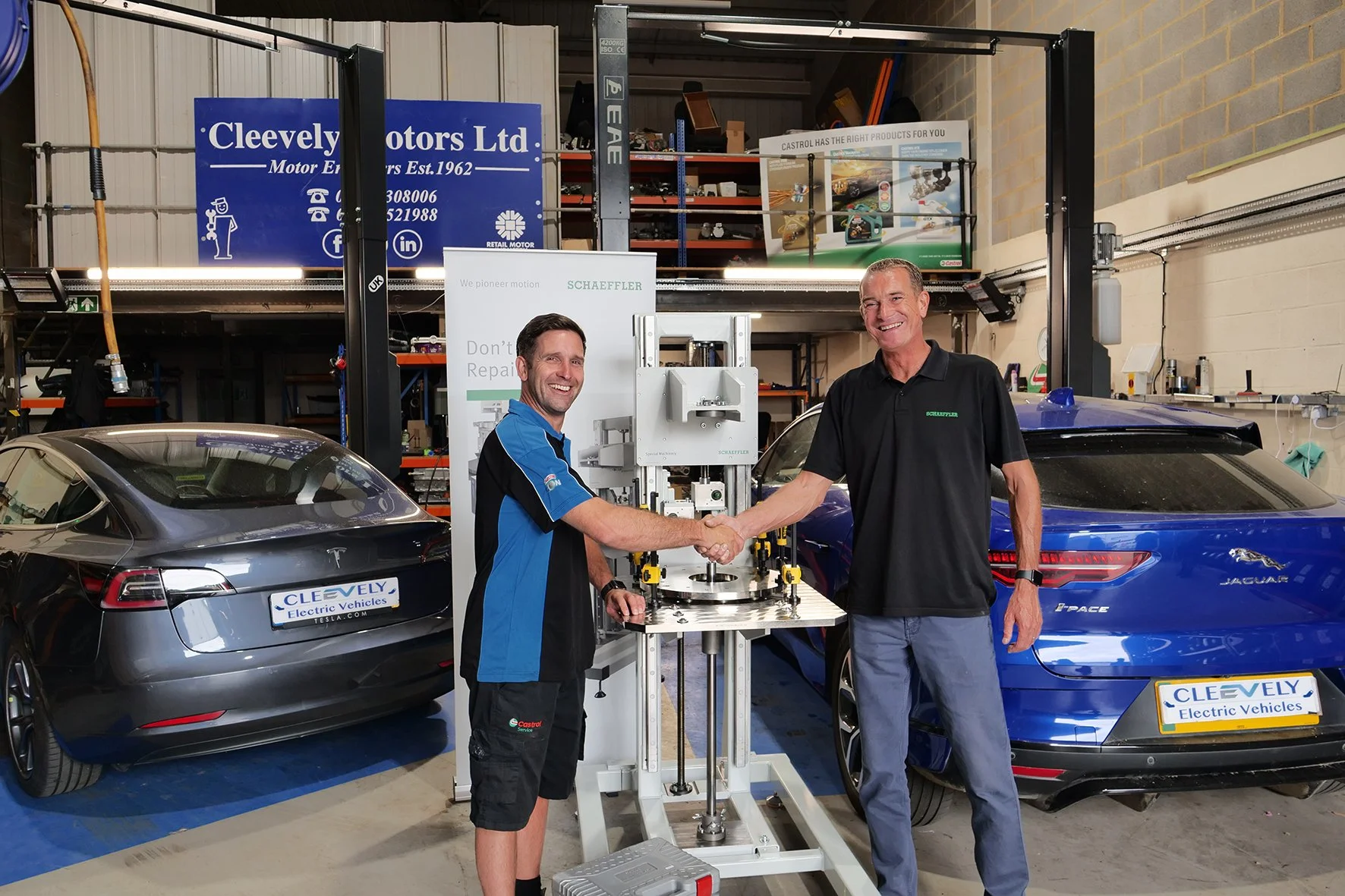 Two UK garages receive innovative Schaeffler E-Axle repair tool
