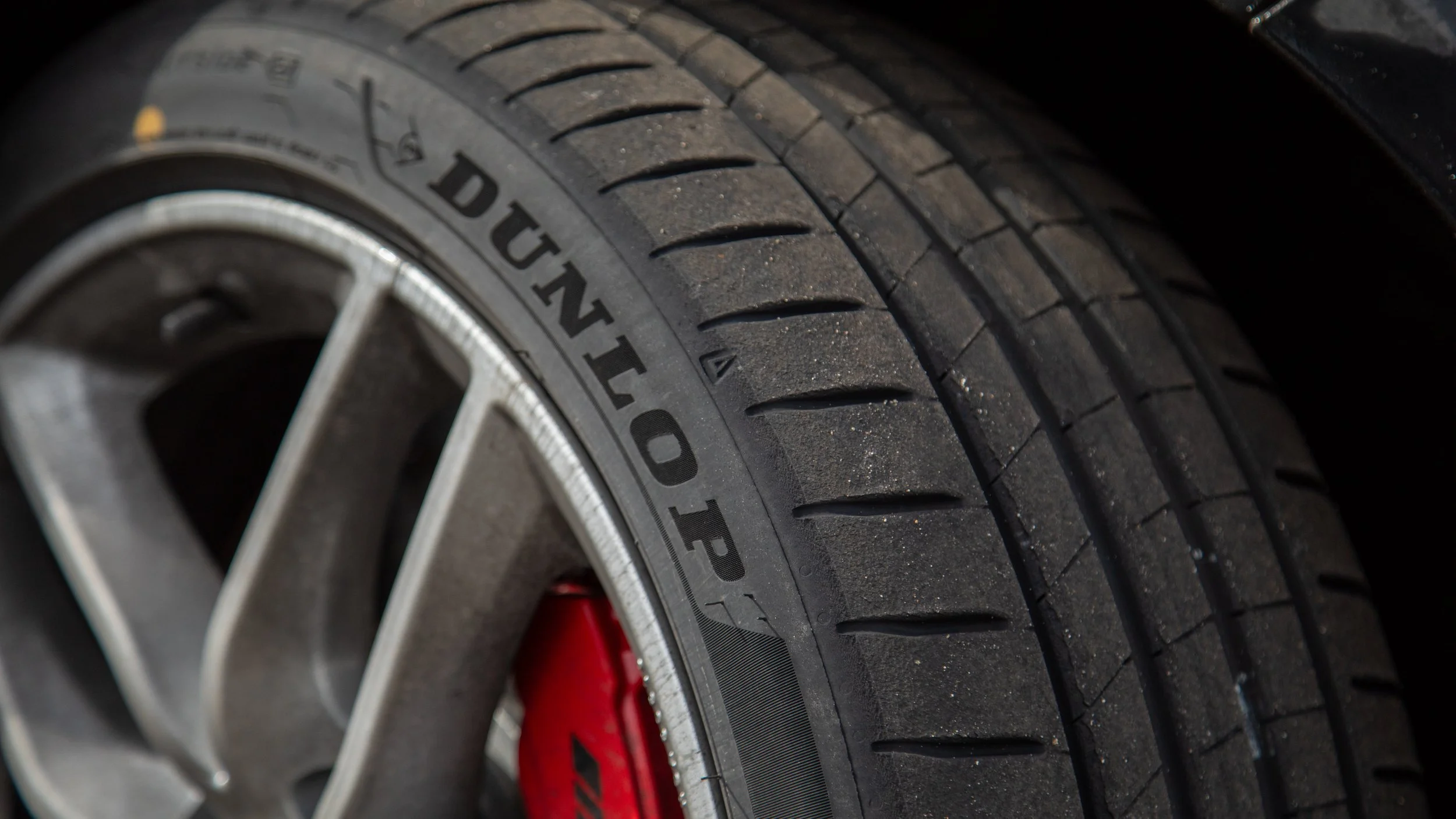 Melting roads, heavy loads and long journeys - DUNLOP shares essential summer tyre safety advice