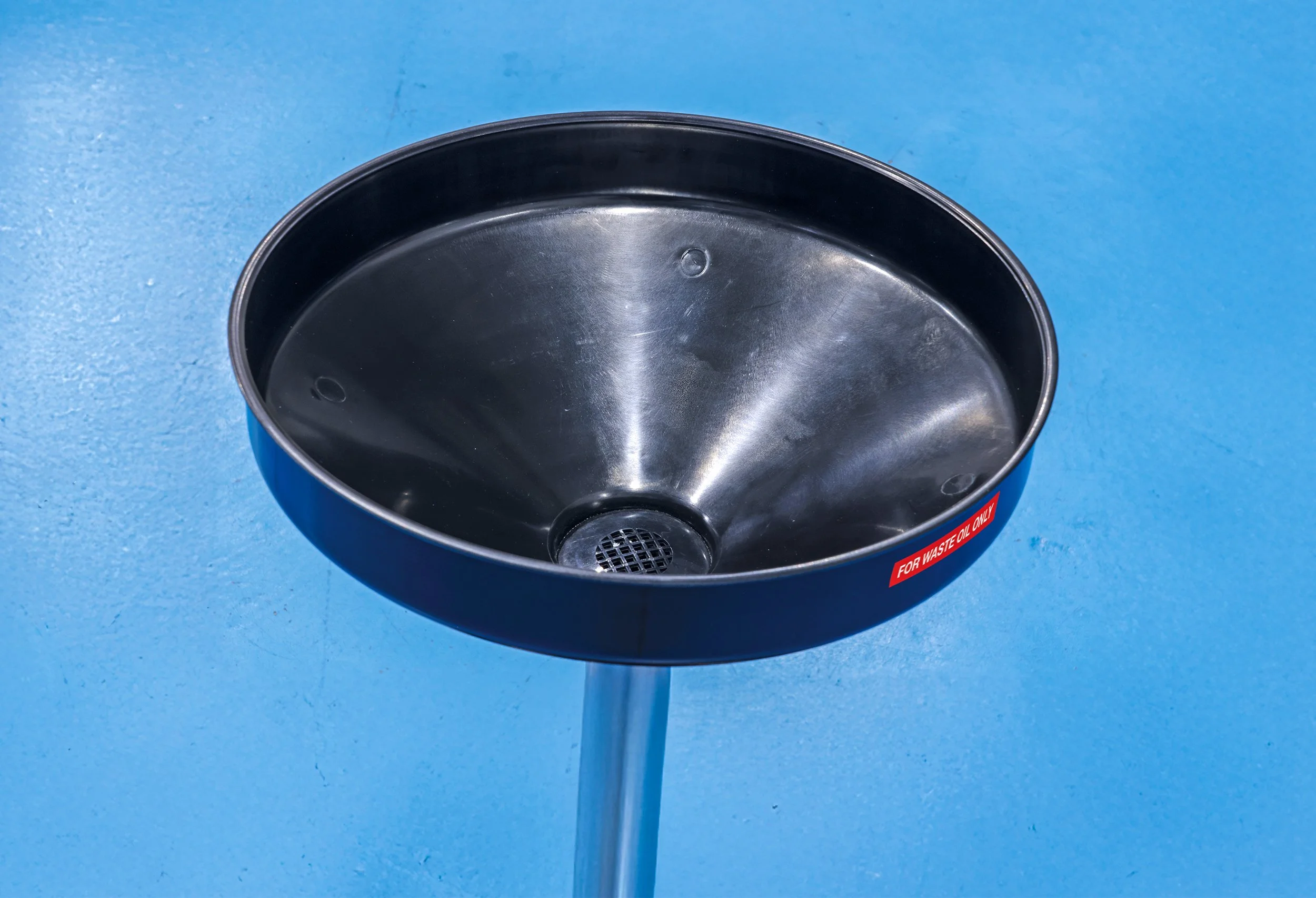 Mobile oil drainer makes workshop fluid changes cleaner and quicker