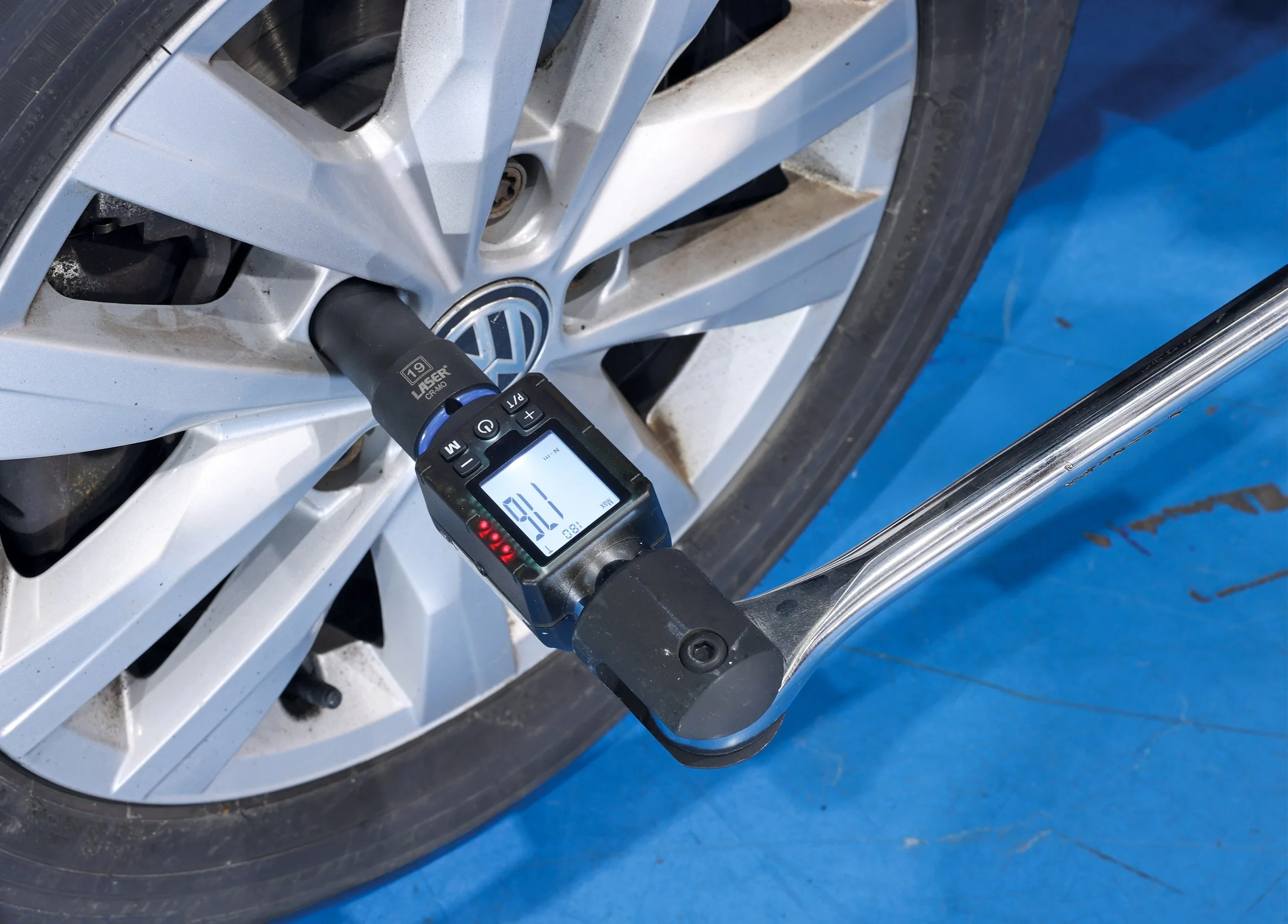 High-torque digital adaptor converts any 3/4" ratchet into a precision torque wrench