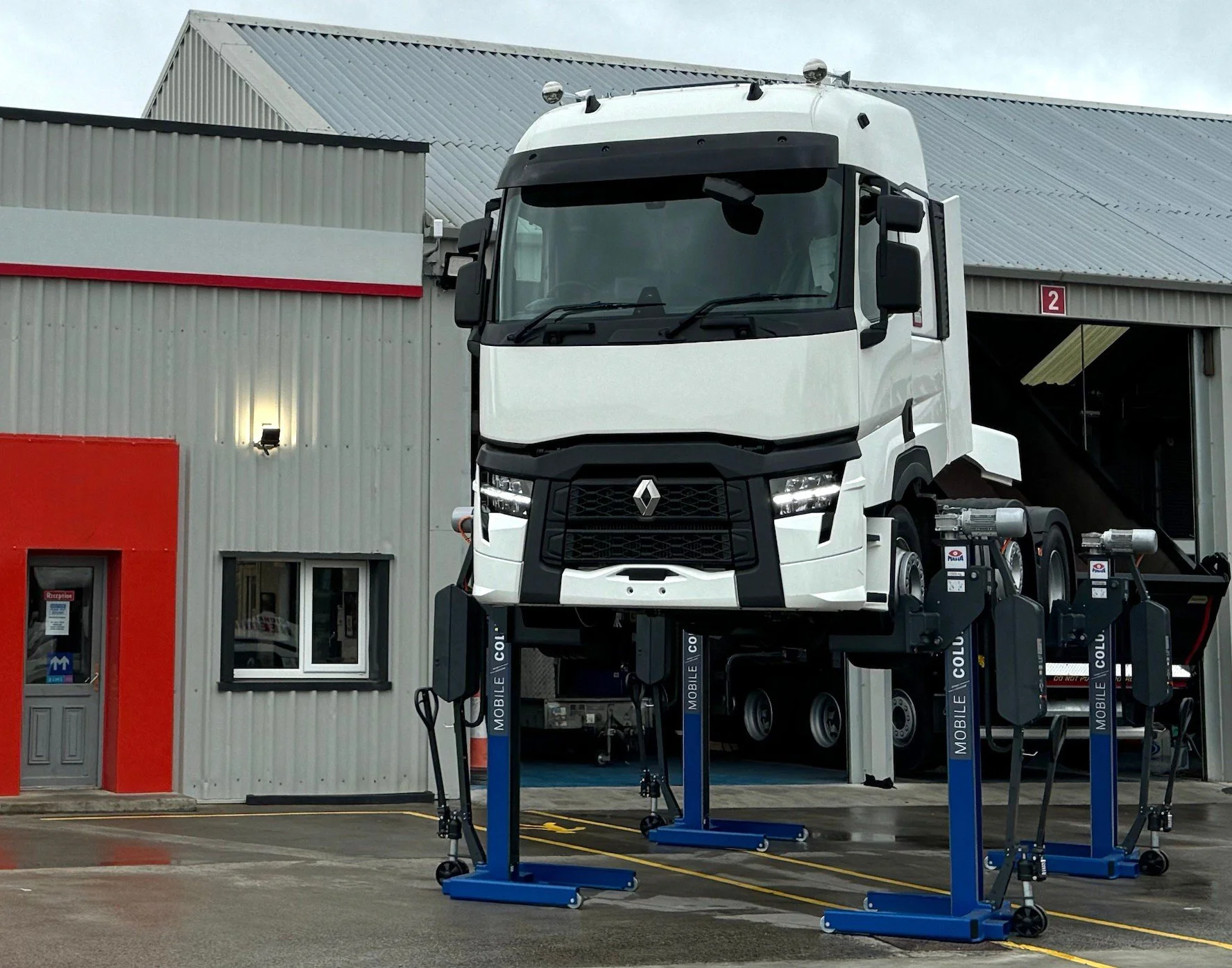 Two-post or four-post, column or scissor, in-ground or above ground – and then there’s the question of vehicle size. Choosing the right workshop lift is rarely a simple decision.