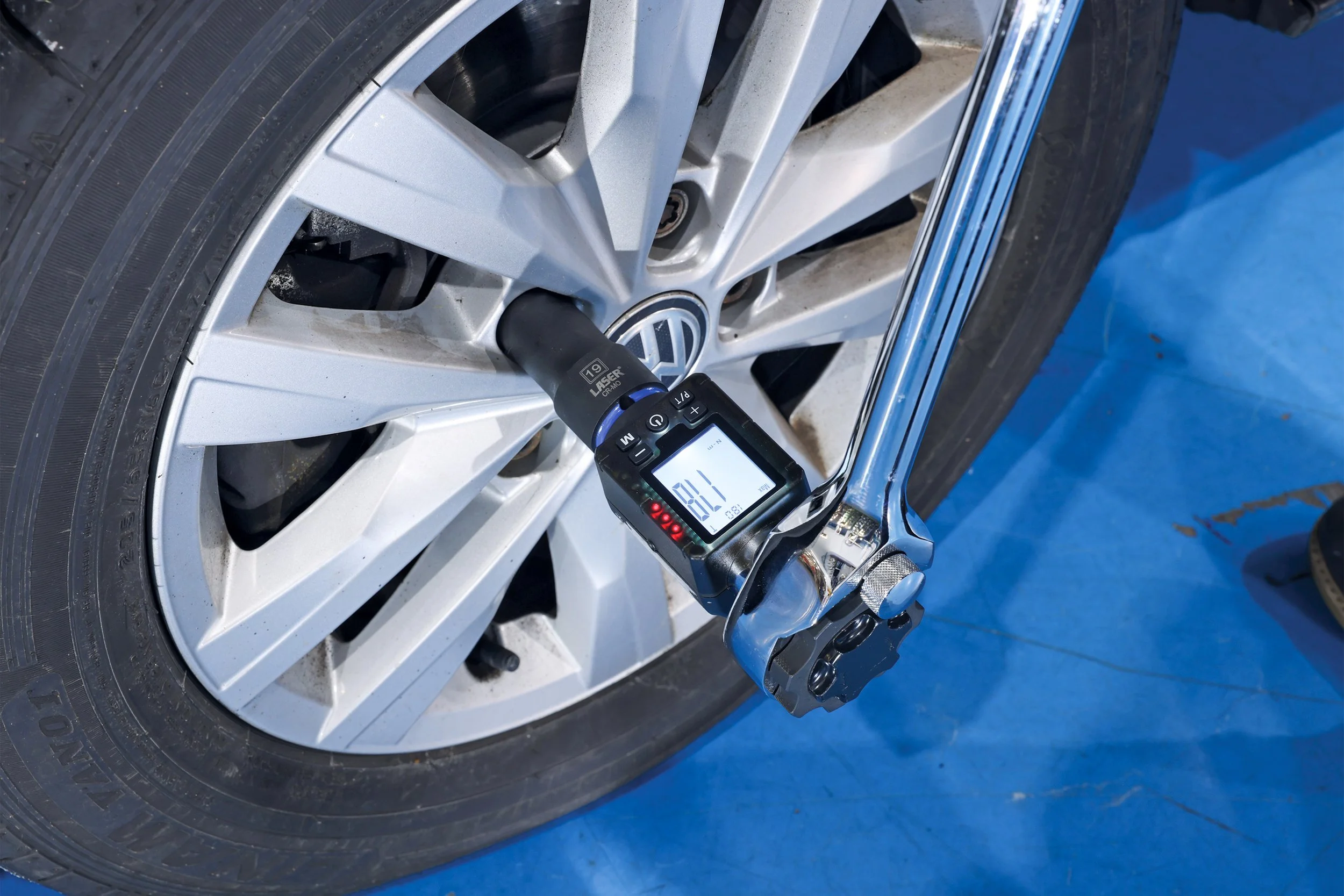 Accurate tightening of high-torque fasteners is essential in commercial vehicle, plant and motorsport applications