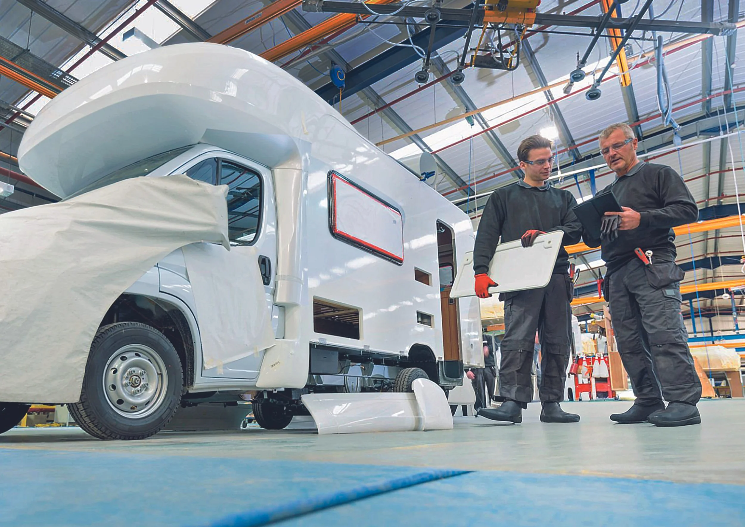 Numerous camera- and radar-based driver assistance systems (ADAS – Advanced Driver Assistance Systems) are now required by law in modern commercial vehicles