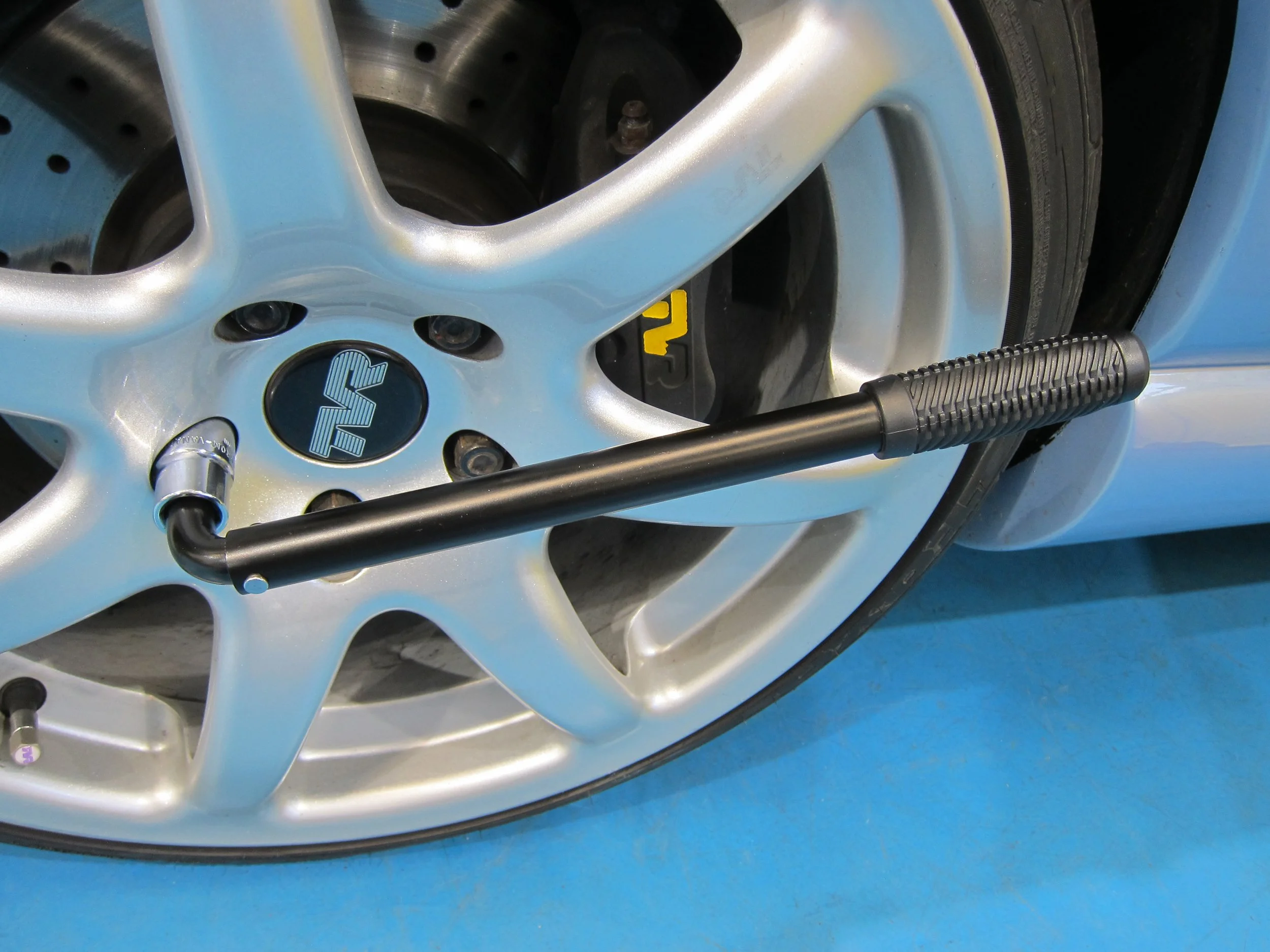 By eliminating manual torque wrench adjustments, the 350mm-long 9176 streamlines the tightening process