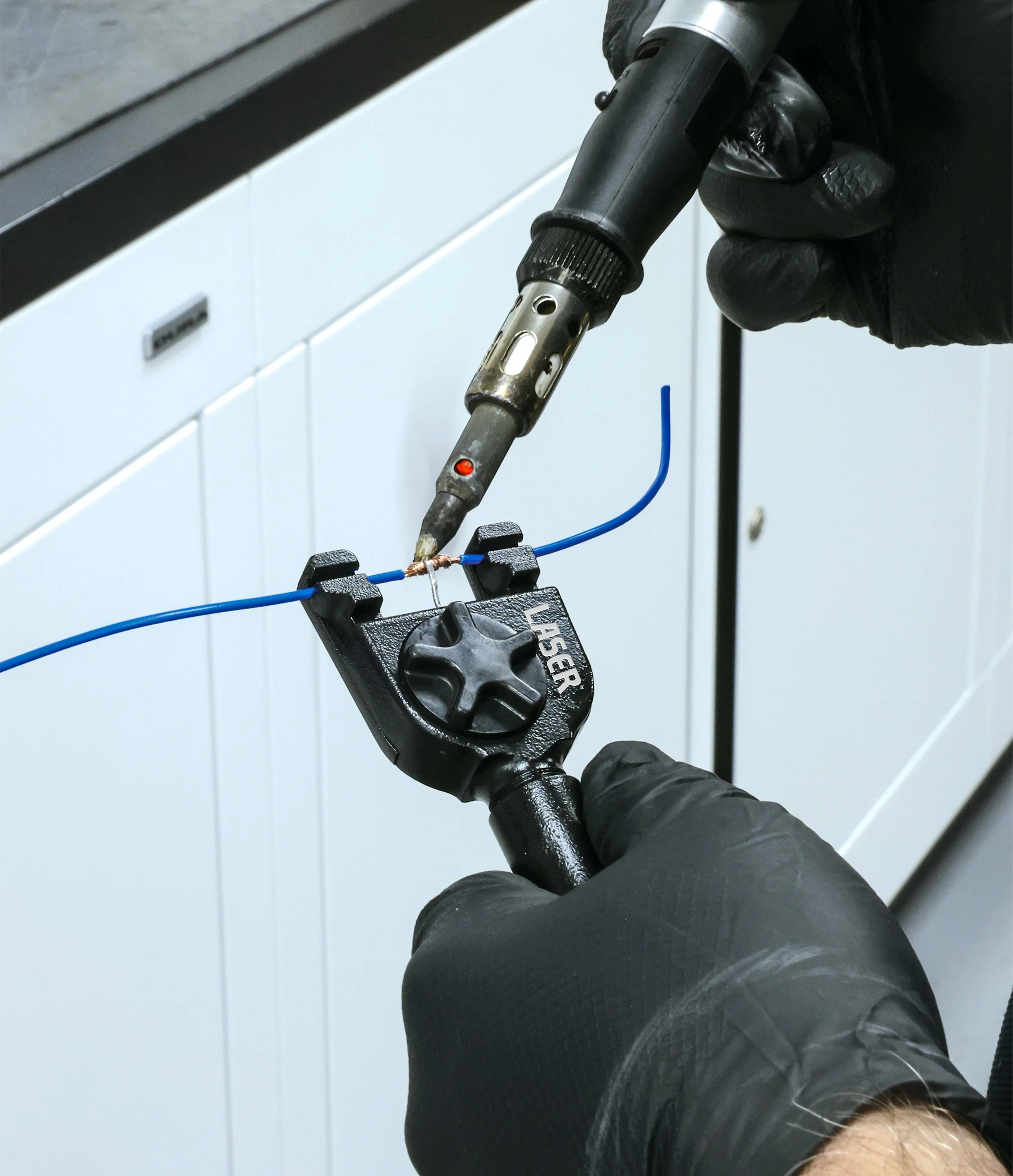 The built-in solder feed is housed neatly within the handle and accepts a 65 mm solder coil, supplied with lead-free solder ready for use