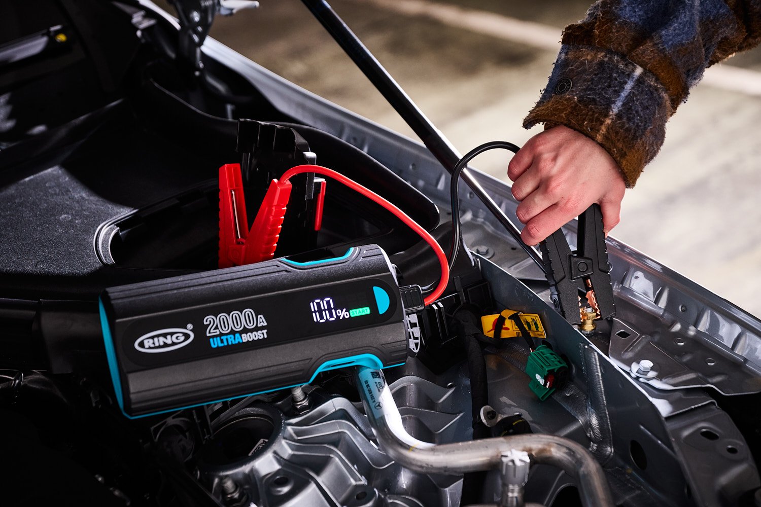 The ULTRABOOST 2000A is capable of jump starting eight litre petrol and four litre diesel engines