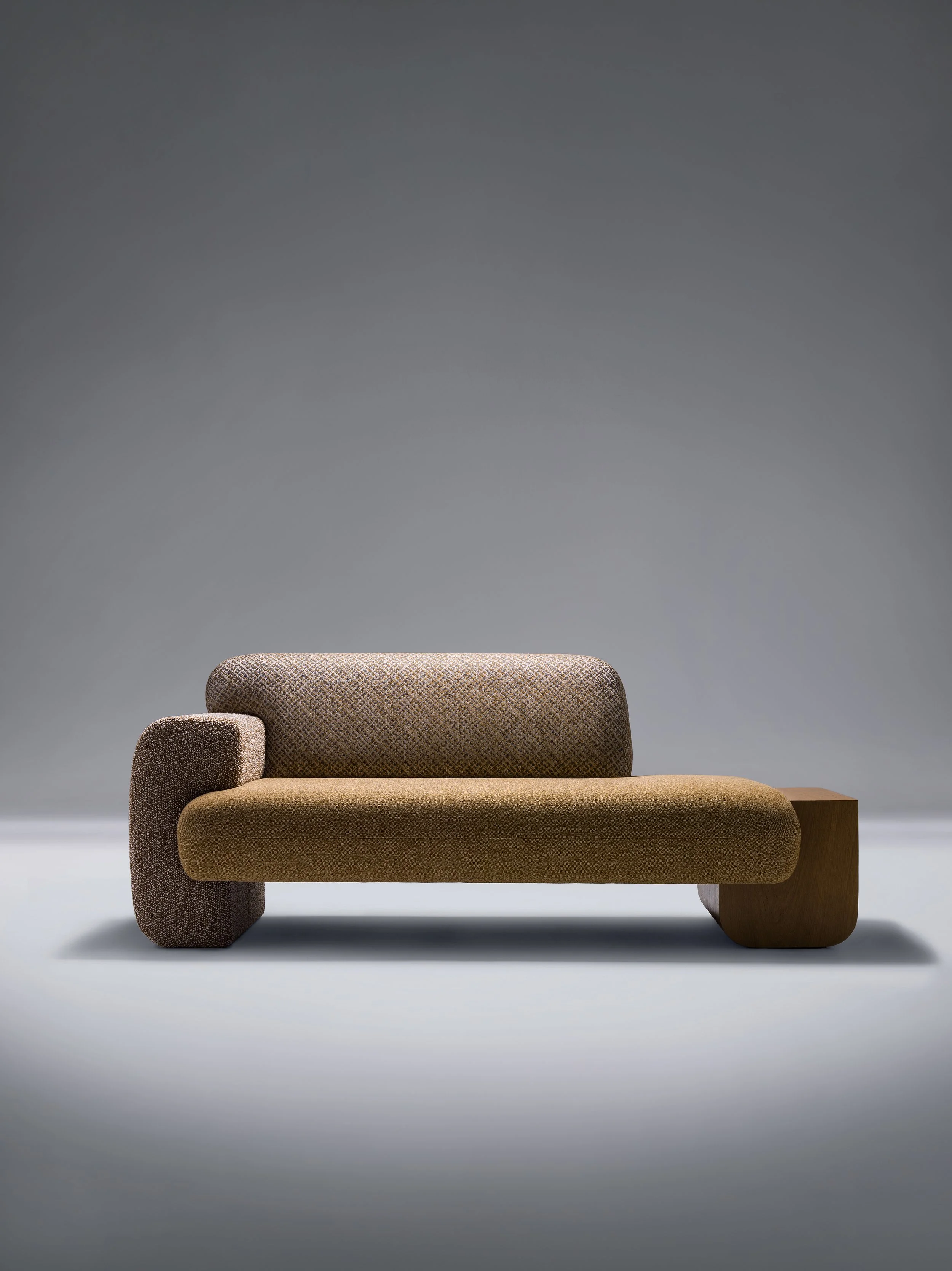 Un canapé moderne avec une structure en bois et des coussins rembourrés, placé sur un fond neutre.