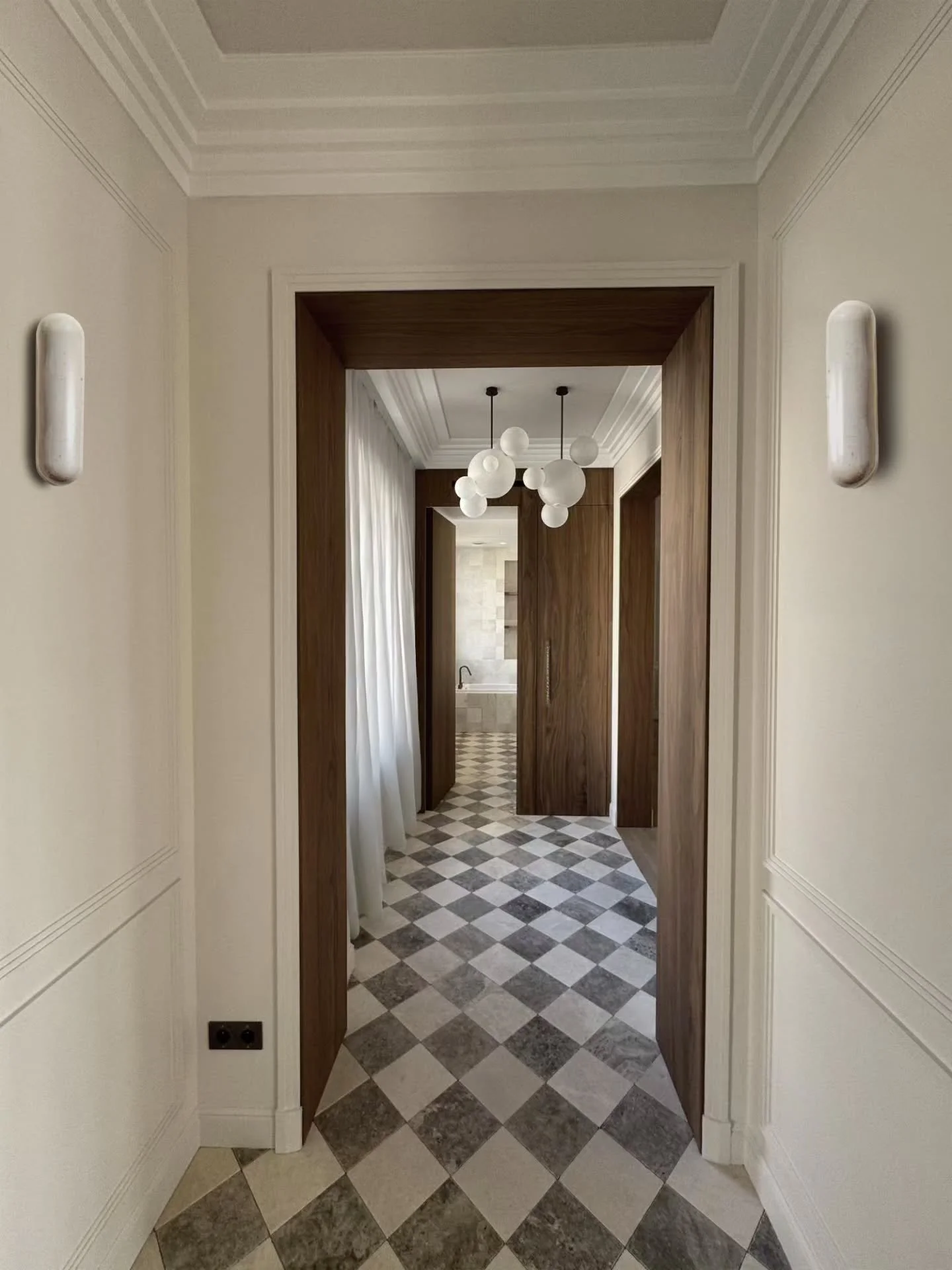 PROJET BATIGNOLLES 
A new perspective was created at the entrance of this 100m² Parisian apartment. The combination of walnut, Emperador marble, and silver travertine sets a calm atmosphere and allows the light to flow through the space.
#inter
