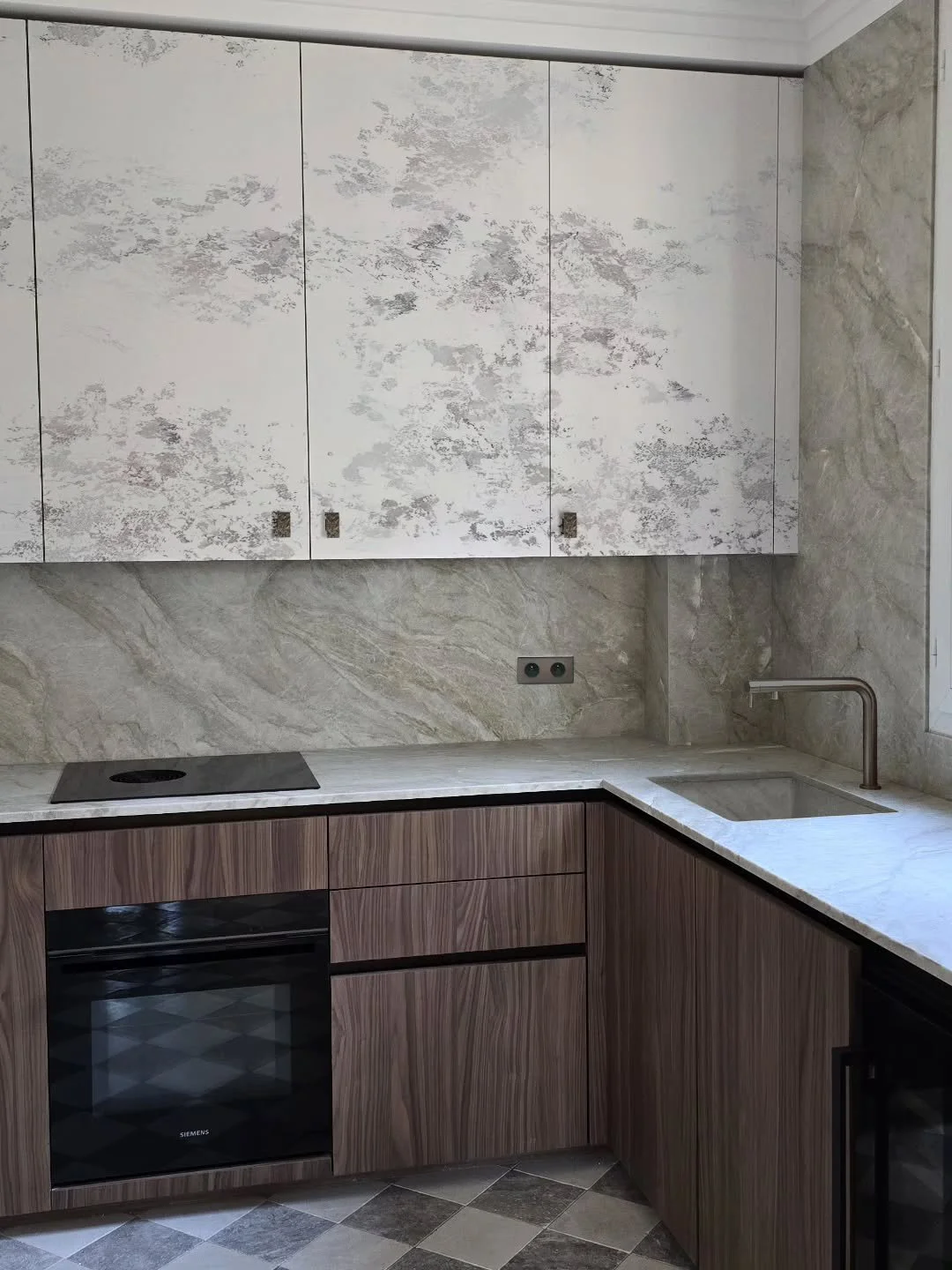 Batignolles Project : Kitchen
Taj Mahal granite, checkerboard marbles, walnut and textured plaster. A deliberately mineral and graphic composition, designed as a living space in its own right
*****
Projet Batignolles : Cuisine
Granit Taj Mahal, dam