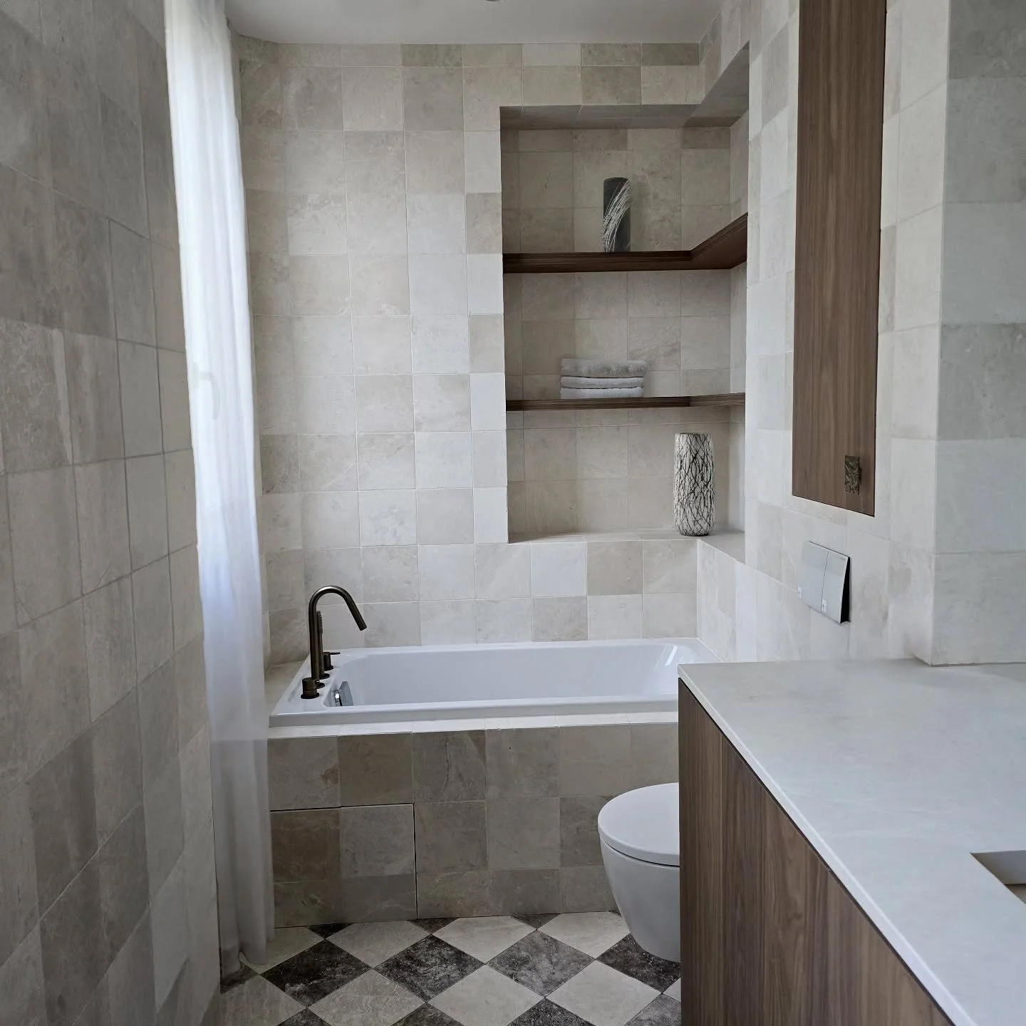 Projet Batignolles
Une salle de bain comme un écrin minéral, marbre Emperador Ivory, damier en travertin silver, et noyer massif pour réchauffer l’ensemble.
*****
A mineral cocoon, Emperador Ivory marble, silver traverti