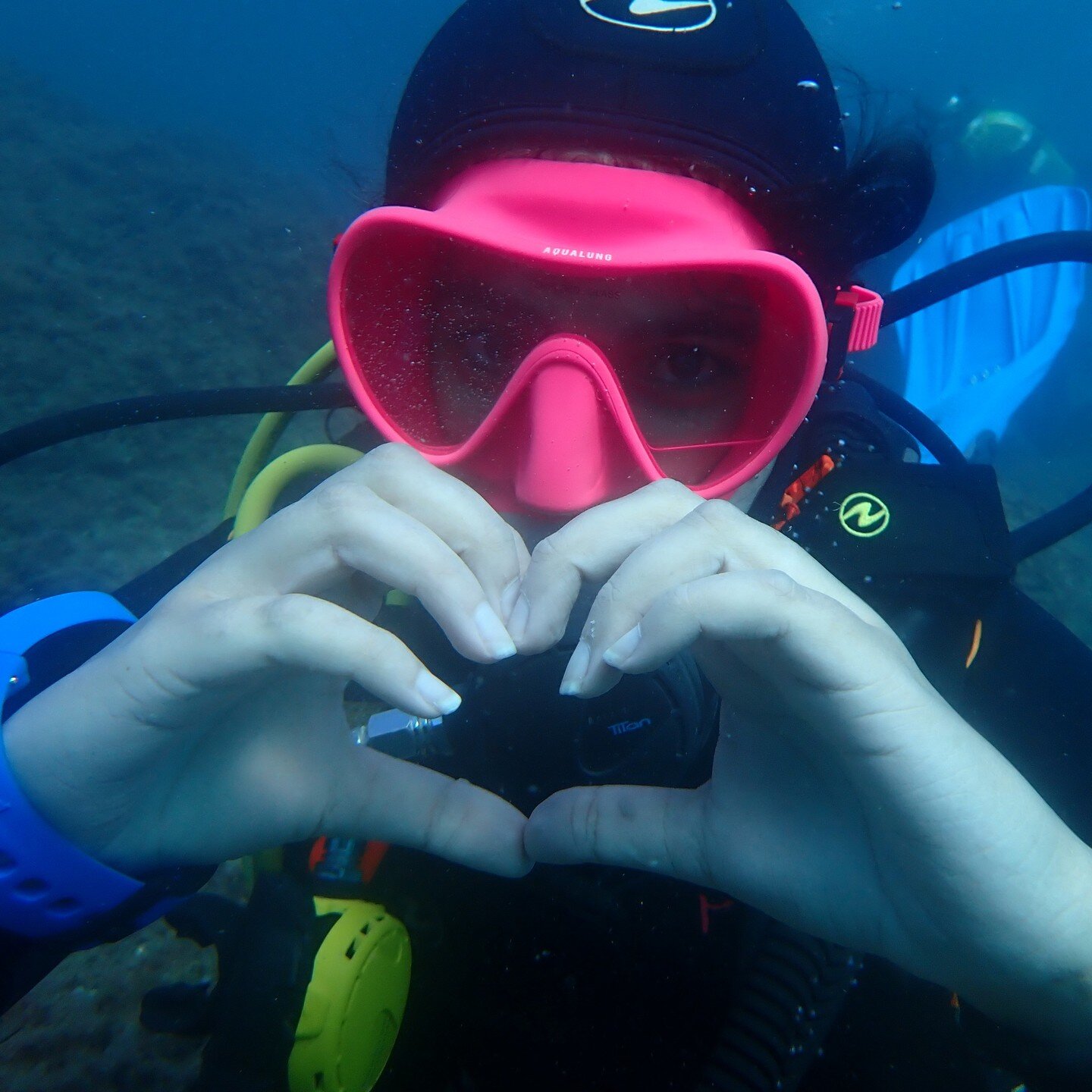 Do you believe in love?🥰👌🥽
Love scuba diving from the first time and you will always love it!
.
.
.
.
#truelove 
#welovediving 
#welovetoteachdiving 
#scubadivinggirls 
#girlsthatscuba 
#scubadiving 
#discoverscubadiving 
#scubadivingforbeginners 