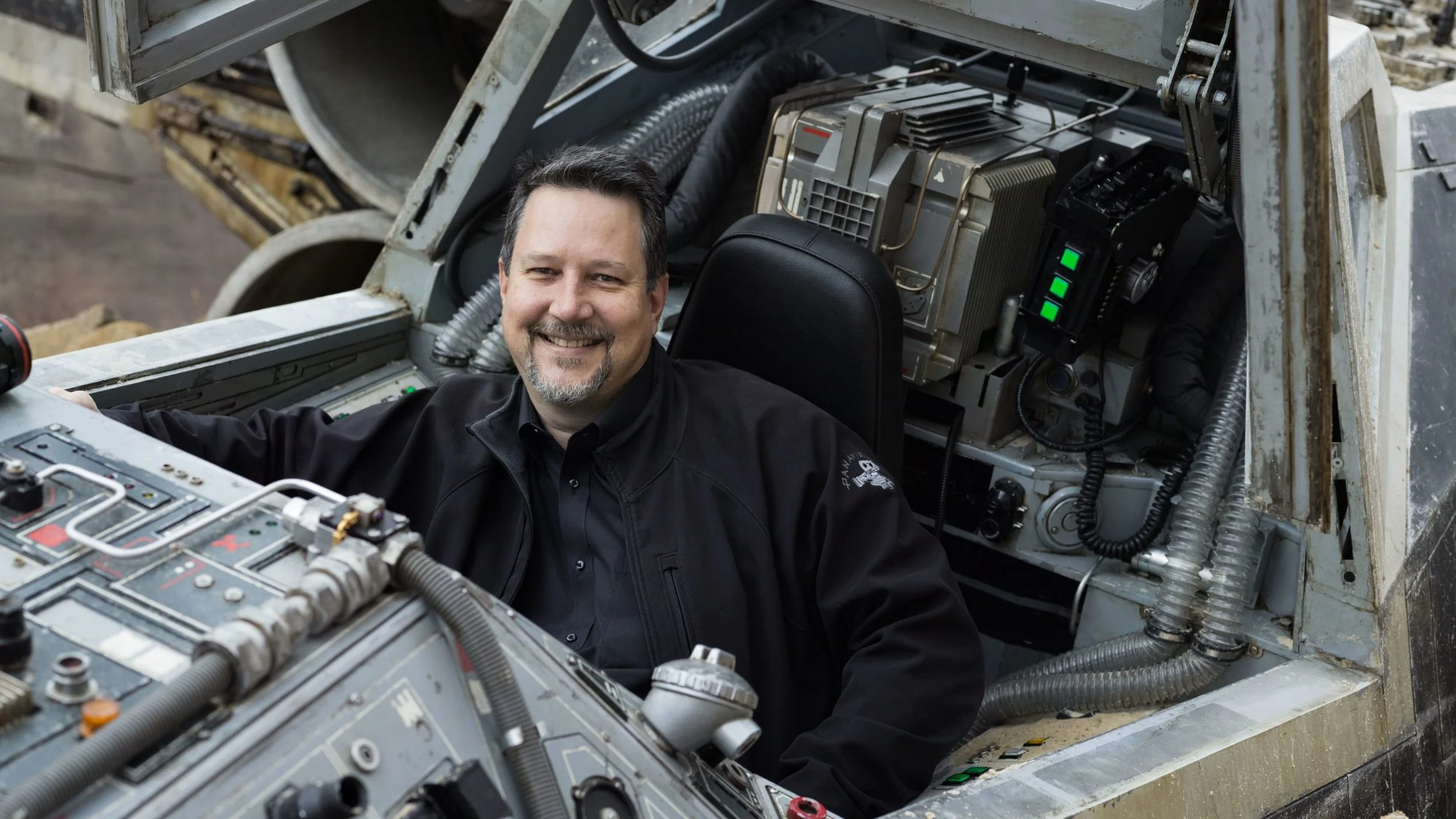 John Knoll im Cockpit eines abgestürzten Partisan-X-Wing-Jägers auf Jedha aus „Rogue One: A Star Wars Story“.