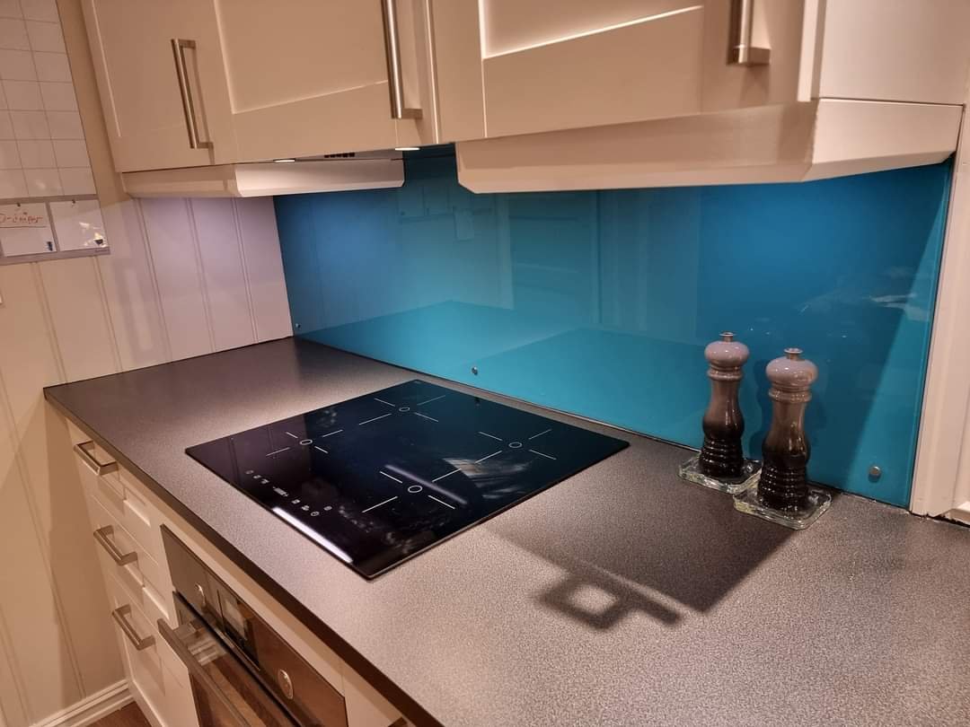 Fotografi av et kjøkken med glassplater