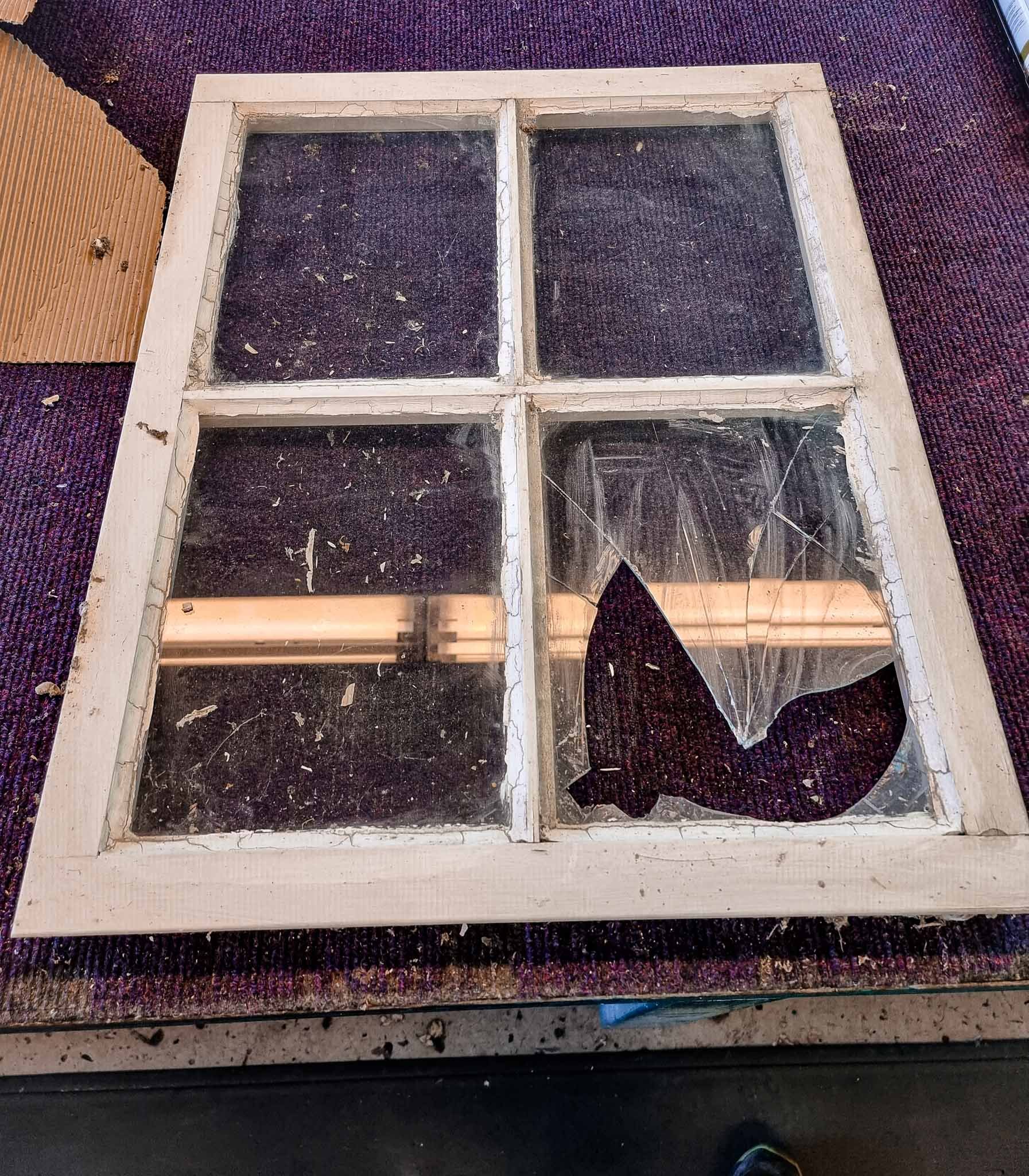 Fotografi av et ødelagt kitt vindu