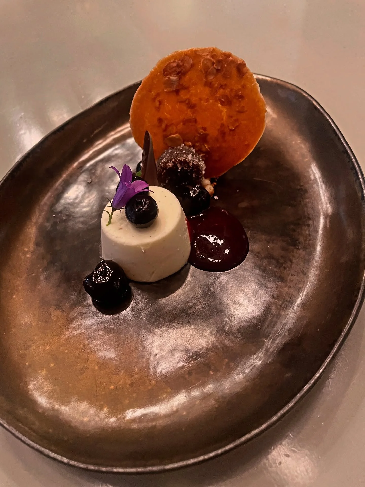 Dessert 
Crémeux van vanille, amarena kersen, krokant van amandel en roomijs bitterkoekjes