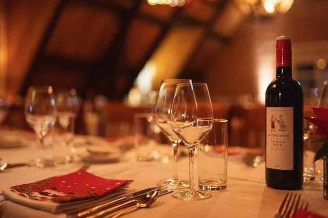 EINDEJAAR MET ELKAAR 
De tijd nadert om met familie, vrienden, medewerkers en/of (zaken)relaties terug te kijken op wat het bijna voorbije jaar gebracht heeft. Niet onverstandig dus om voor december alvast plannen te maken. Restaurant First biedt u d