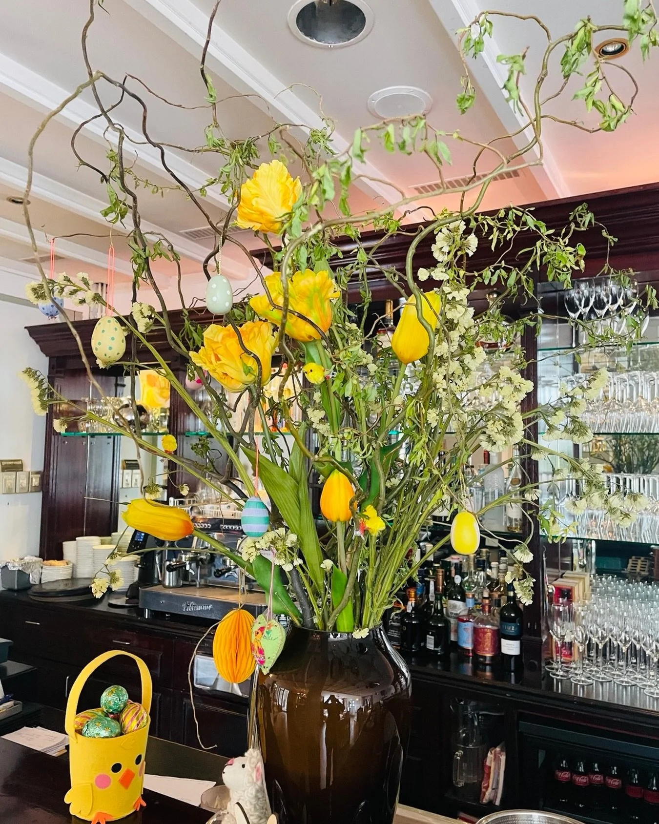 SMAKELIJK PASEN BIJ FIRST
Paaszondag 5 april is de ideale dag om bij First met elkaar culinair te genieten.
Voor lunch (12.00 &ndash; 14.00 uur) en diner (vanaf 18.00 uur) serveren wij een uitnodigend
4-gangenmenu met fijne lentegerechten. Prijs is &