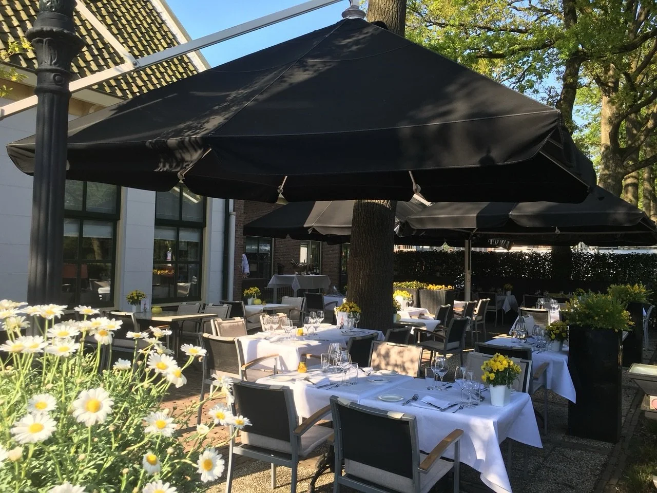 Geniet van de zon ☀️ in style.  Je bent altijd welkom voor een drankje en een hapje op ons heerlijke terras ☀️✨
We kijken ernaar uit je te verwelkomen.#terras #uiteten #finediningrestaurant #zeistcentrum #weekend